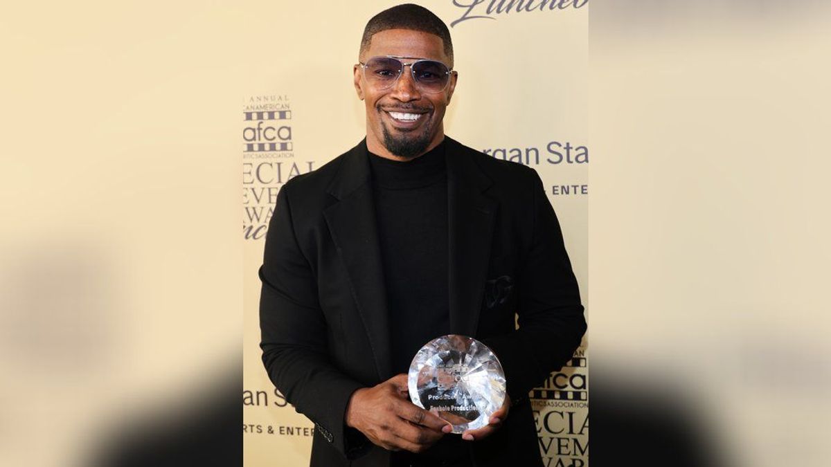 Mit Sonnenbrille und komplett in Schwarz gekleidet hat Jamie Foxx die Auszeichnung in Los Angeles am 3. März entgegengenommen.