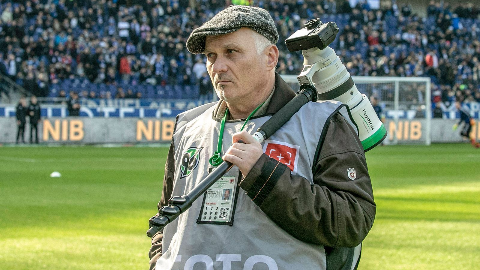 
                <strong>Vorschriften für Pressevertreter</strong><br>
                Ohne sie geht es nicht, deswegen gibt es auch Vorschriften für Vertreter der Presse. Fotografen dürfen sich im Stadioninnenraum nur auf der Seite der Gegengeraden und hinter den Toren aufhalten. TV-Mitarbeiter müssen im Vorhinein einen Fragebogen über ihren Gesundheitszustand und ihre privaten Umgänge ausfüllen.
              