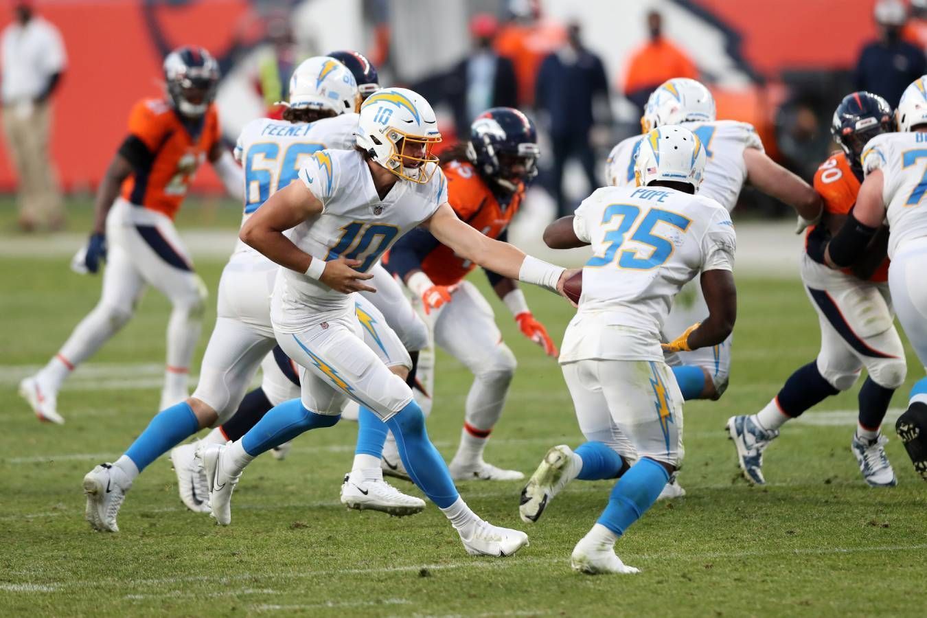 
                <strong>Verlierer: Justin Herbert und die Los Angeles Chargers</strong><br>
                Viel schlimmer geht es kaum noch. Gegen die Broncos lag das Team von Quarterback Justin Herbert mit 24:3 in Führung, bis die Truppe völlig die Fassung verlor und den Sieg unnötig herschenkte. Und das nicht zum ersten Mal. Zum viertel Mal in Folge hat die Franchise einen Vorsprung von mehr als 16 Punkten verspielt, das ist zuvor noch keinen NFL-Team gelungen. Auf Youngster Herbert, der gegen die Broncos zwei Interceptions warf, wirft das kein gutes Licht. 
              