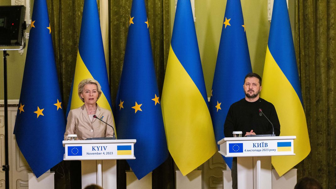 Ursula von der Leyen (l), Präsidentin der Europäischen Kommission, und Wolodymyr Selenskyj, Präsident der Ukraine.