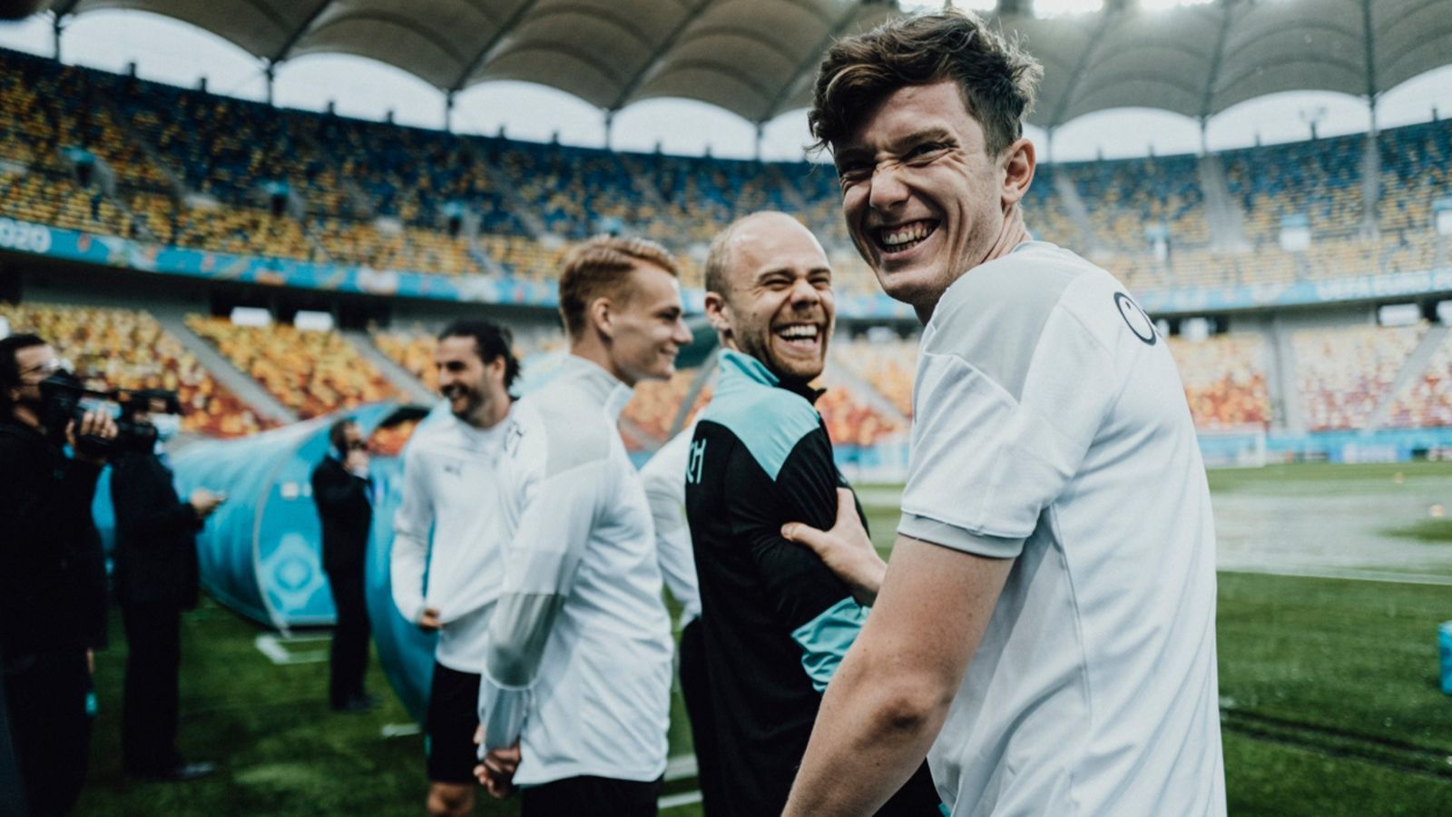 
                <strong>Wolkenbruch beim ÖFB-Training in Bukarest</strong><br>
                Die Spieler um den Augsburger Michael Gregoritsch (re.) ließen sich den Spaß aber trotzdem erst gar nicht verderben. 
              