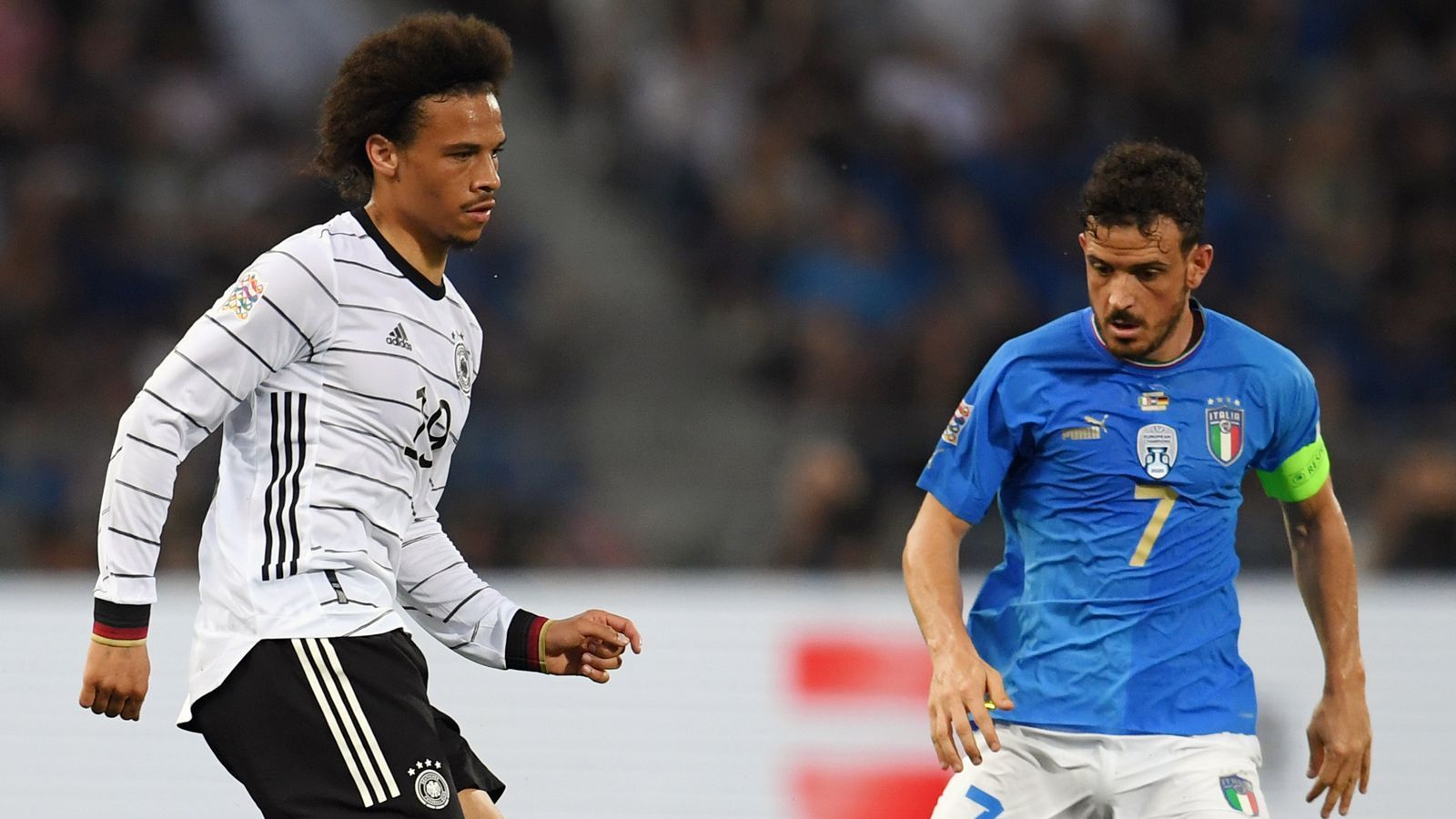 
                <strong>Leroy Sane</strong><br>
                Unglücklicher Beginn des Bayern-Stars, der mit zwei Nachlässigkeiten zwei Mal italienische Konter einleitet. Wirkt teilweise wie ein Fremdkörper im DFB-Spiel. Nach 59 Minuten ist Schluss für den Offensivspieler. ran-Note: 5
              