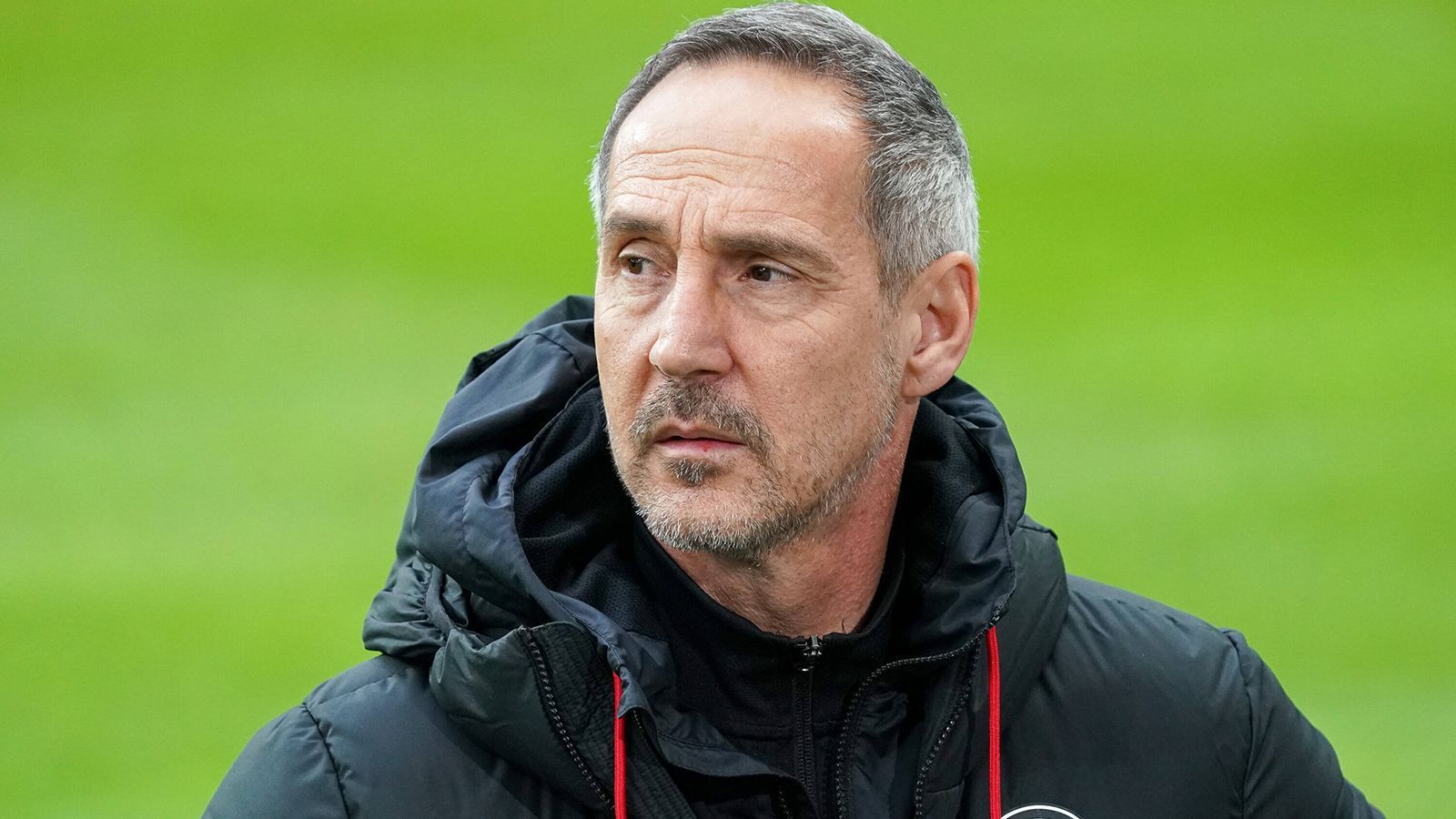 
                <strong>Eintracht Frankfurt </strong><br>
                Fünf Trainerwechsel seit 2012/13Aktueller Trainer: Oliver Glasner (seit 01.07.2021)Vorgänger seit 2012/13: Armin Veh (1095 Tage und 119 Spiele), Thomas Schaaf (329 Tage und 36 Spiele), Armin Veh (249 Tage und 27 Spiele), Niko Kovac (844 Tage und 99 Spiele) und Adi Hütter (Foto - 1095 Tage und 141 Spiele)
              