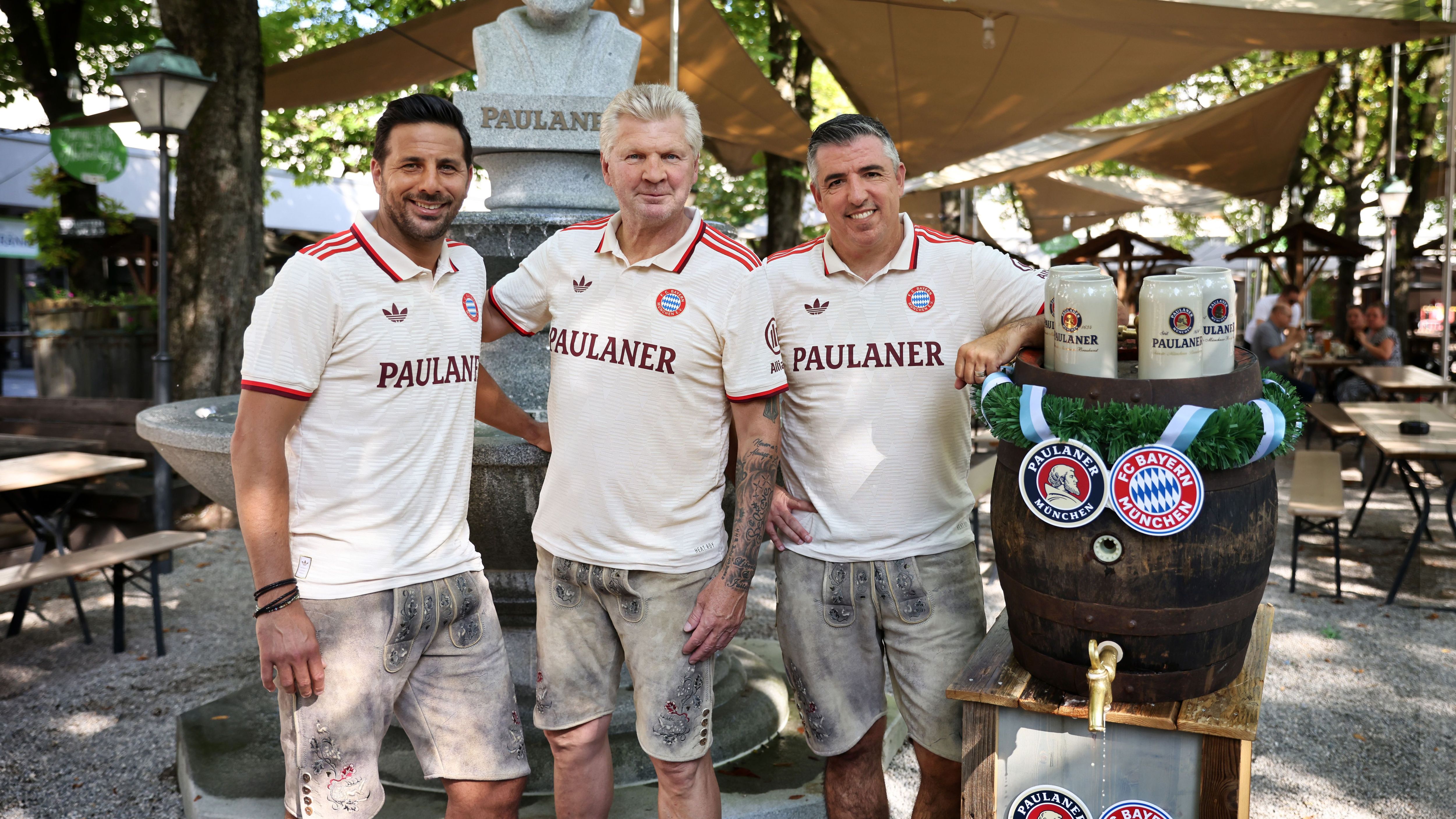 <strong>Bayern München beim Lederhosen-Shooting</strong><br>Claudio Pizarro, Stefan Effenberg und Roy Makaay zeigen sich dabei auch im neuen Champions-League-Trikot des FC Bayern.
