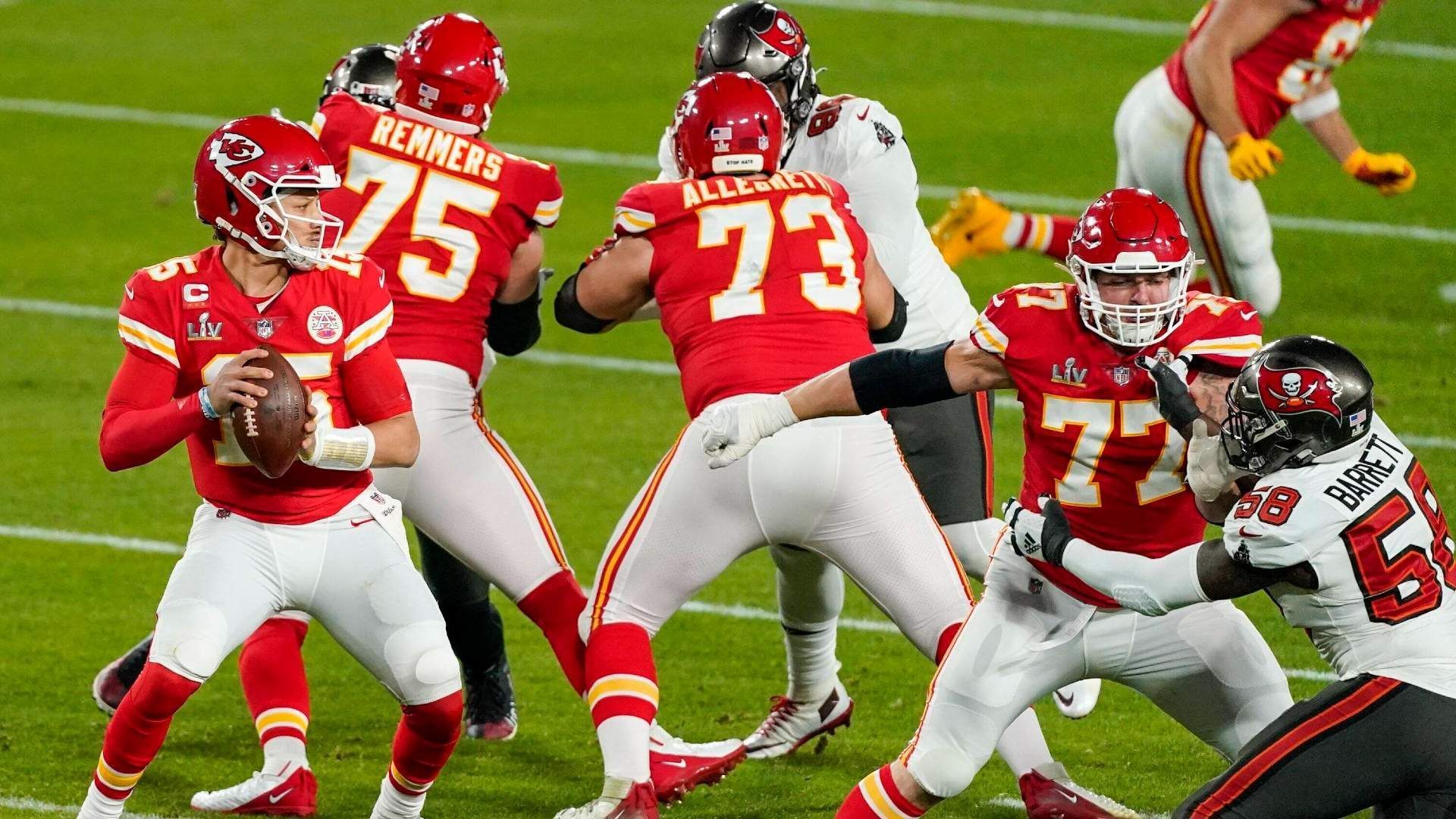 
                <strong>Platz 4: Kansas City Chiefs</strong><br>
                Nach der ruppigen Niederlage im Super Bowl zogen die Kansas City Chiefs die Reißleine und verpassten ihrer Offensive Line eine Generalüberholung. So trennten sie sich von ihrem langjährigen Tackle-Duo Mitchell Schwartz und Eric Fisher und tradeten im Gegenzug für Orlando Brown Jr., der von den Baltimore Ravens als einer der besten Pass-Beschützer der vergangenen Jahre kommt. In der Free Agency stattete man Left Guard Joe Thuney mit einem teuren Vertrag aus, der zusammen mit Brown die linke Seite für Mahomes dicht machen dürfte. Auf der rechten Seite kommt Guard Laurent Duvernay-Tardif zurück, der die vergangene Saison wegen Corona aussetzte. Weiter sicherten sich Eric Reid und Co. die Dienste von Center Austin Blythe, der ebenfalls ein Upgrade für Mahomes darstellen dürfte. Zudem trauen einige Experten Ersatz-Tackle Lucas Niang den Schritt zum Starter zu.  
              