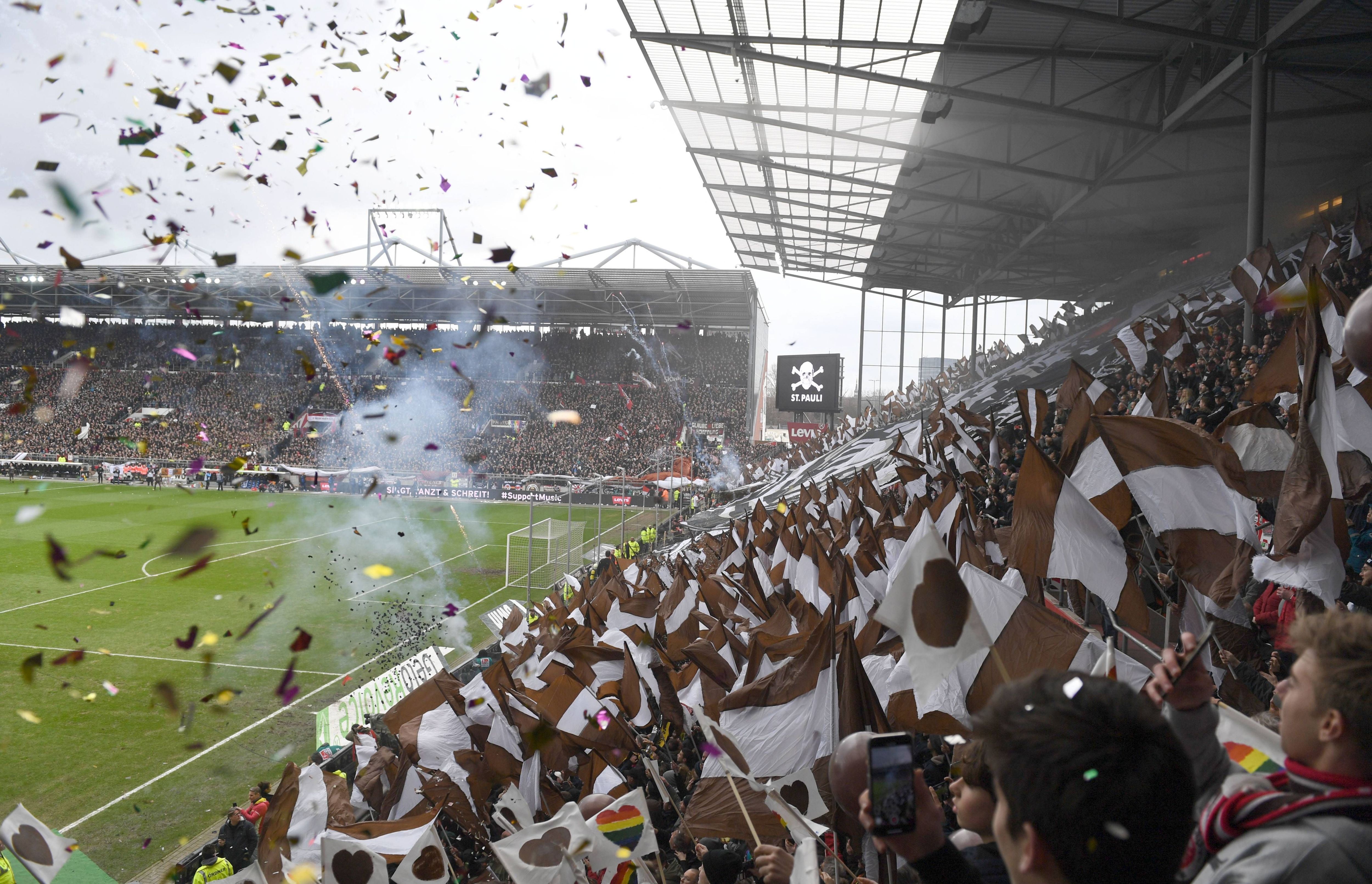 
                <strong>Hamburg-Derby: Pauli-Fans heizen dem Millerntor ein</strong><br>
                Außerdem wehte am Millerntor ein braun-weißes Fahnenmeer. 
              