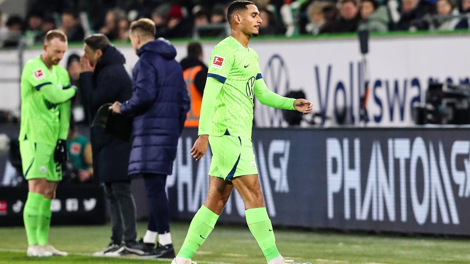 
                <strong>Maxence Lacroix (VfL Wolfsburg)</strong><br>
                Drei Gegentore in 19 Minuten, Auswechslung für den wesentlich stärkeren Jakub Kaminsiki nach 30 Minuten. Schlechter hätte das Spiel gegen den FC Bayern für Maxence Lacroix nicht laufen können. Sein Wutausbruch im Tunnel nach dem Wechsel ist zwar verständlich, dürfte ihm aber auch nicht helfen mehr Startelfeinsätze zu ergattern. Muss zu den Verlierern zählen
              