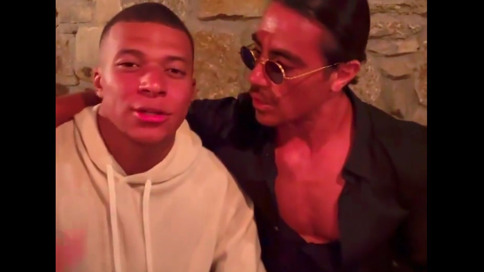 
                <strong>Mbappe besuchte Salt Bae auf Mykonos</strong><br>
                Im Juli 2021 besuchte Mbappe das Steakhouse von Salt Bae auf der griechischen Insel Mykonos. Das Video, das an dem Abend entstand, wird nun heftig in den sozialen Medien diskutiert. Zunächst bedankte sich Mbappe artig. "Es war ein schöner Abend. Es war eine Freude, mit meinen Jungs hier zu sein", sagte der 24-jährige PSG-Angreifer. Salt Bae rückte ihm dabei schon ordentlich auf die Pelle.
              