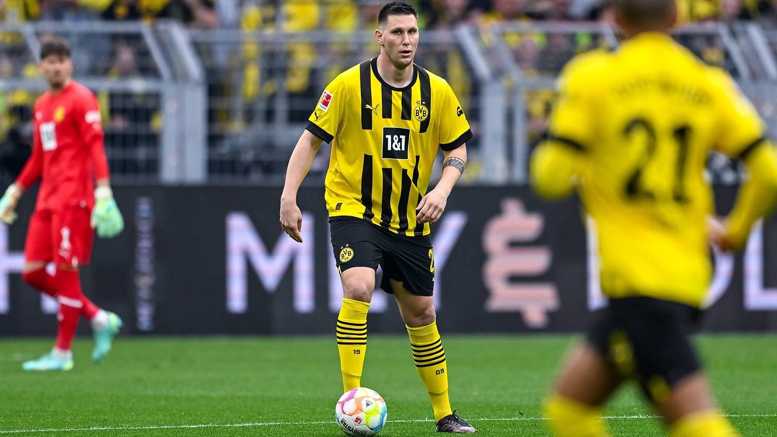 
                <strong>Niklas Süle</strong><br>
                Hat Glück, dass sein misslungener Versuch des Abseitsstellens in der 19. Minute dank Kobel nicht bestraft wird. Ansonsten ohne Fehler. Schaltet sich in der Schlussphase sogar in die Offensive ein und scheitert mit einem Schlenzer knapp. ran-Note: 3
              