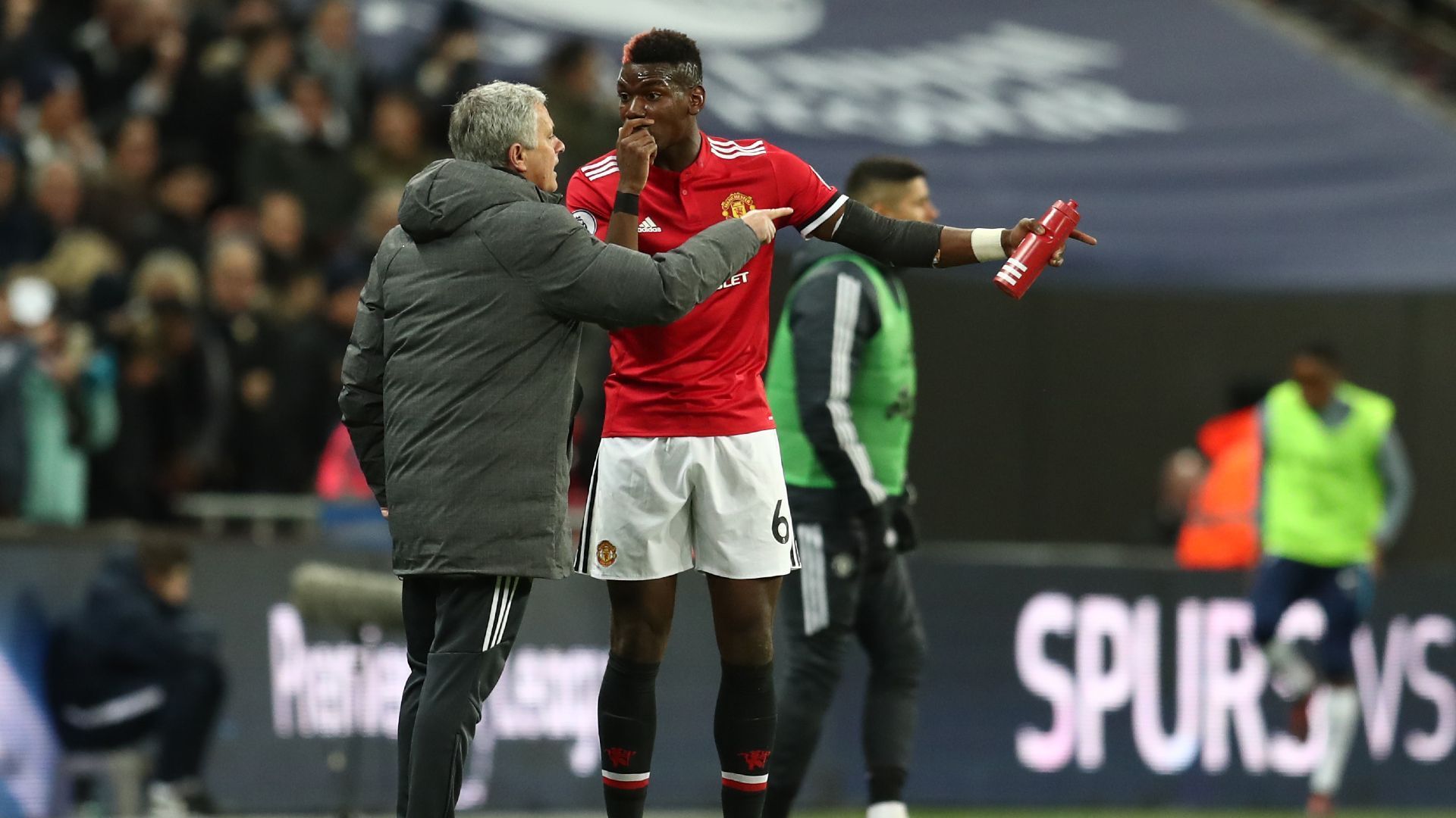 
                <strong>Es knirscht gewaltig</strong><br>
                In der folgenden Saison aber kommt es zum Krach zwischen Pogba und Mourinho. Bei der 0:2-Niederlage bei Tottenham Hotspur im Januar 2018 geraten die beiden Alphatiere an der Seitenlinie aneinander.
              