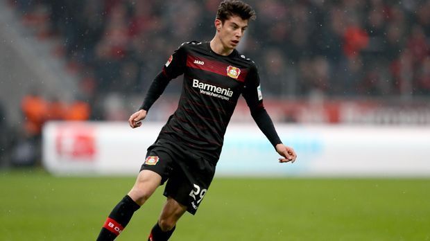 
                <strong>Mittelfeld - Kai Havertz (Bayer Leverkusen)</strong><br>
                Mit seinen 17 Jahren ist Kai Havertz der jüngste Spieler, der in der bisherigen Saison zum Einsatz kam und das Ausnahmetalent gehört in Leverkusen trotz der schwierigen sportlichen Situation zum Stammpersonal. Bei der Werkself hat nur Julian Brandt (neun) mehr Vorlagen als Havertz beigesteuert (sechs). Wie hart das Geschäft Profifußball ist, bekommt der Teenager auch schon in seiner ersten Saison mit, denn zur neuen Saison wird Havertz schon dem dritten Bayer-Trainer gegenüberstehen - in nur einem Jahr. Dass er sowohl unter Roger Schmidt als auch Tayfun Korkut spielen durfte bzw. darf, spricht für den Bayer-Newcomer.
              