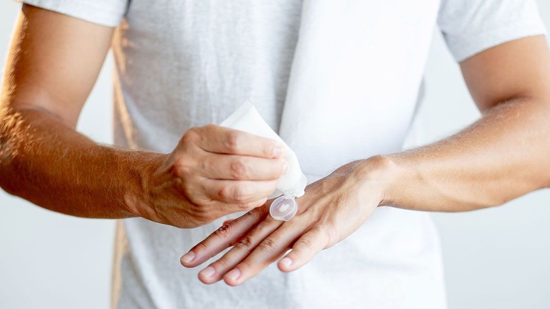 Eure Handcreme sollte reichhaltige Inhaltsstoffe enthalten und eine feste Textur haben – ihr könnt aber auch auf Seren zurückgreifen.