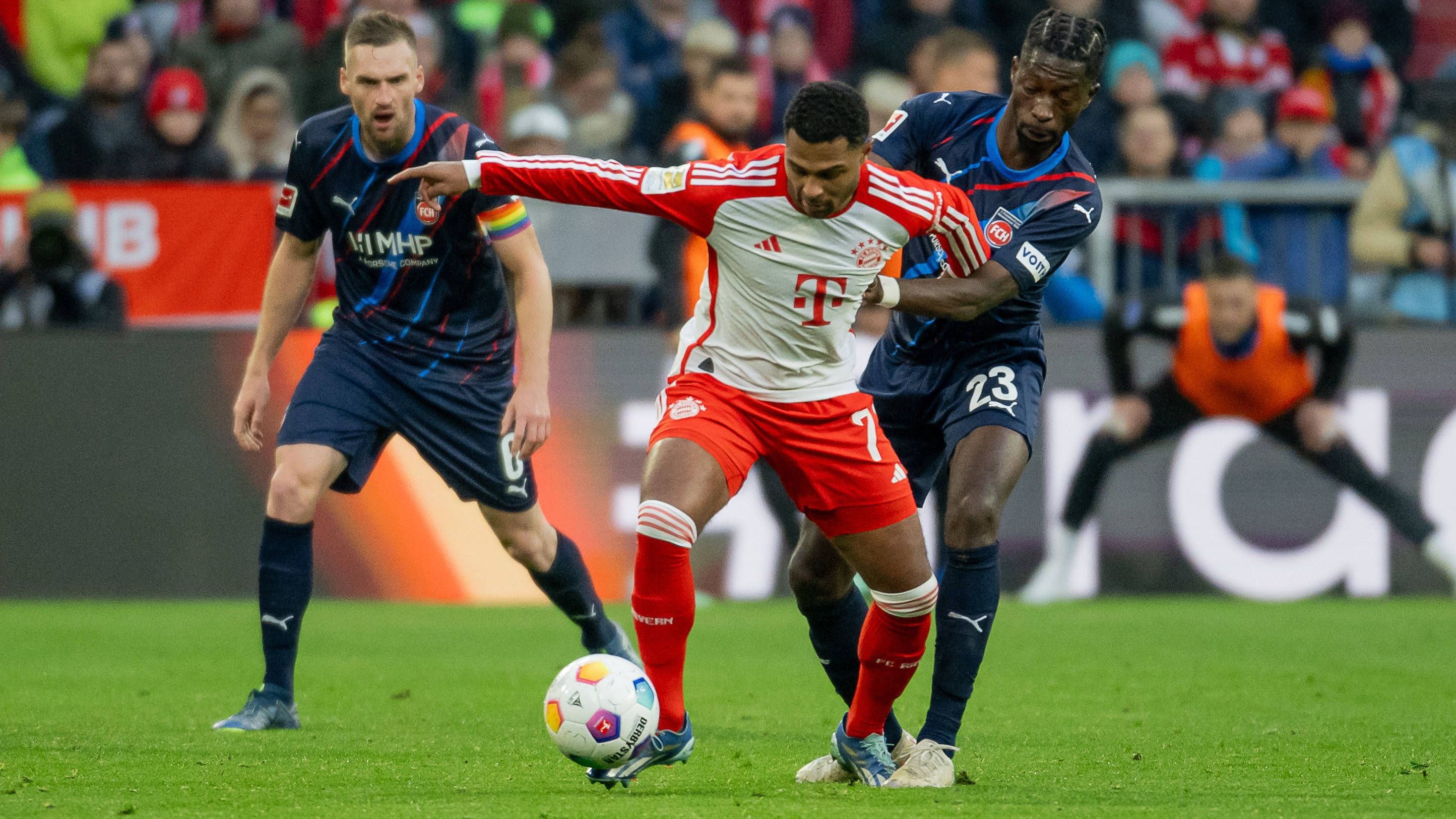 <strong>Serge Gnabry</strong><br>Der Nationalspieler feiert sein Comeback nach dem Ende September erlittenen Unterarmbruch und ersetzt Kingsley Coman auf der linken Seite. Engagiert, aber weitgehend ohne Ertrag. Macht nach 61 Minuten Platz für Tel. <strong>ran-Note: 4</strong>