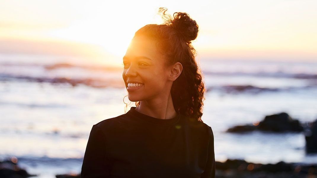 Der Half Bun: Die eine Haar-Hälfte liegt offen und die andere wird als Dutt zusammengebunden - ein Beach-Look, der wirklich überall getragen werden kann.&nbsp;&nbsp;