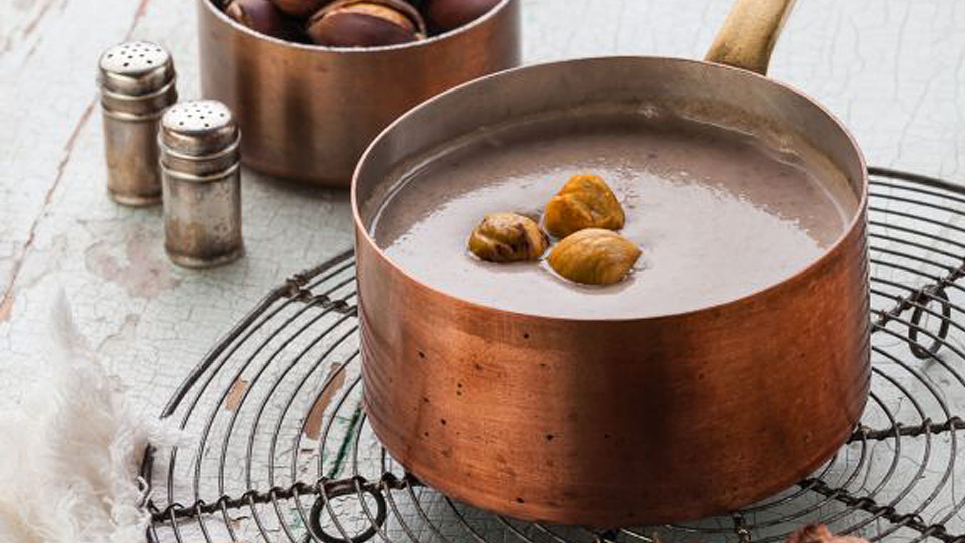 Maronensamtsuppe mit Räucherforellen Dim-Sum