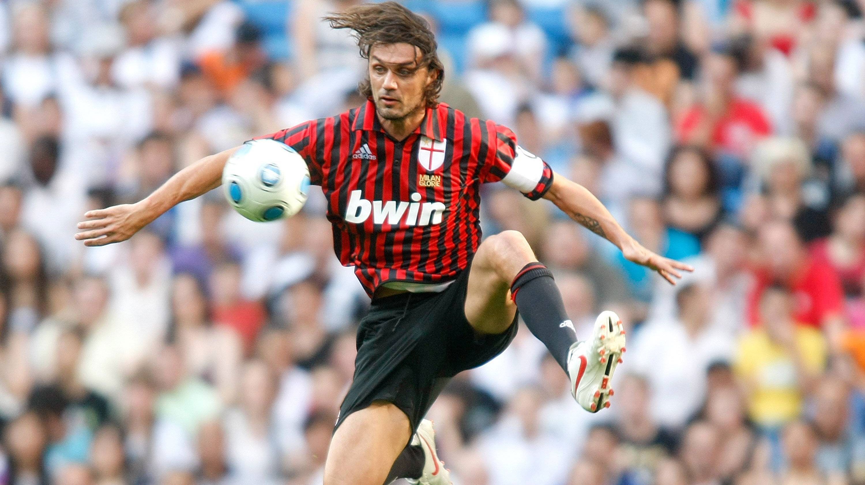 
                <strong>Abwehr: Paolo Maldini</strong><br>
                Abwehr: Paolo Maldini. Die italienische Abwehr-Legende darf in Lewandowskis Traum-Elf nicht fehlen. Der italienische Rekordnationalspieler nahm an drei Europameisterschaften teil, der EM-Titel blieb ihm allerdings verwehrt. Im Jahr 2000 führte er Italien bis ins Finale, welches aber gegen Frankreich verloren ging. 
              