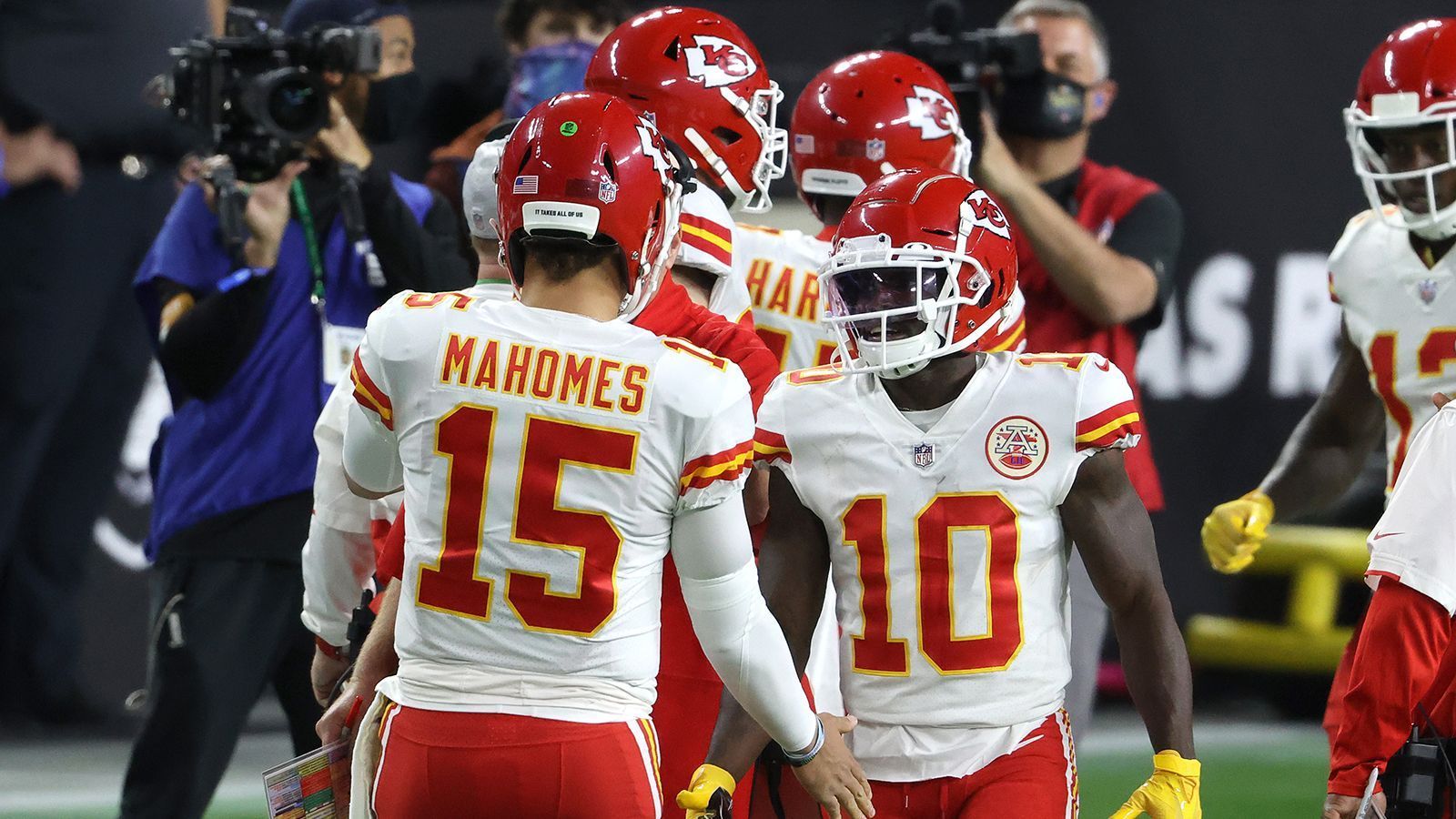 
                <strong>Platz 4: Kansas City Chiefs (14-2)</strong><br>
                Dass die Kansas City Chiefs im ran-Ranking nur auf Platz vier sind, ist auf den ersten Blick unlogisch. Eine 14-2-Bilanz spricht ihr Übriges, hätte Andy Reid seine Starter gegen die Los Angeles Chargers in Woche 17 nicht geschont, wären es wohl sogar 15 Siege. Jedoch haben auch die Chiefs ein paar Probleme: Die Defense ist absolut mittelmäßig, in der Redzone ist sie sogar die schlechteste der Liga. Auch in der Offense ist nicht alles Gold was glänzt: Gegen die Atlanta Falcons in Woche 16 duselten sich die Chiefs zu einem glanzlosen Sieg (17:14), gegen Miami in Woche 14 warf Patrick Mahomes drei Interceptions und verursachte einen weiteren Fumble. Unschlagbar sehen die Chiefs keinesfalls aus.
              