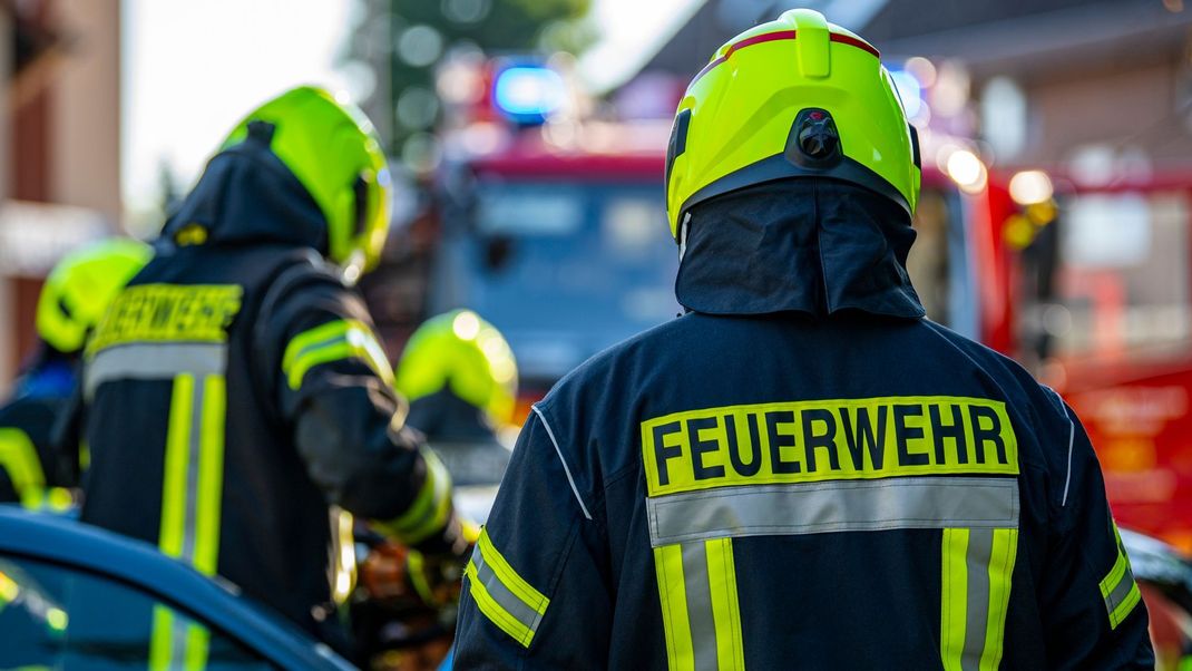 Feuerwehr Mainz im Einsatz an einem Hausbrand im Ortsbezirk Oberstadt.