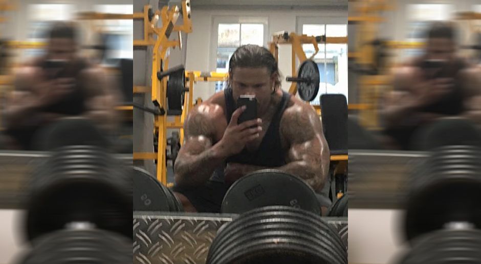 
                <strong>Tim Wiese</strong><br>
                Tim Wiese legt weiter zu. Die Arme des früheren Torwart sind mittlerweile mehr als eindrucksvoll. Wieses Trainer Murat Demir postete dieses aktuelle Foto und verriet, dass Wiese mittlerweile 122 Kilogramm auf die Waage bringt. Wiese trainiere und ernähre sich wie ein Vollprofi, schrieb Demir. Außerdem kündigte der Trainer an, dass die beiden im nächsten Jahr "etwas Großes" vorhätten. Ob Demir wohl Wieses Debüt im Wrestling-Ring meint?
              