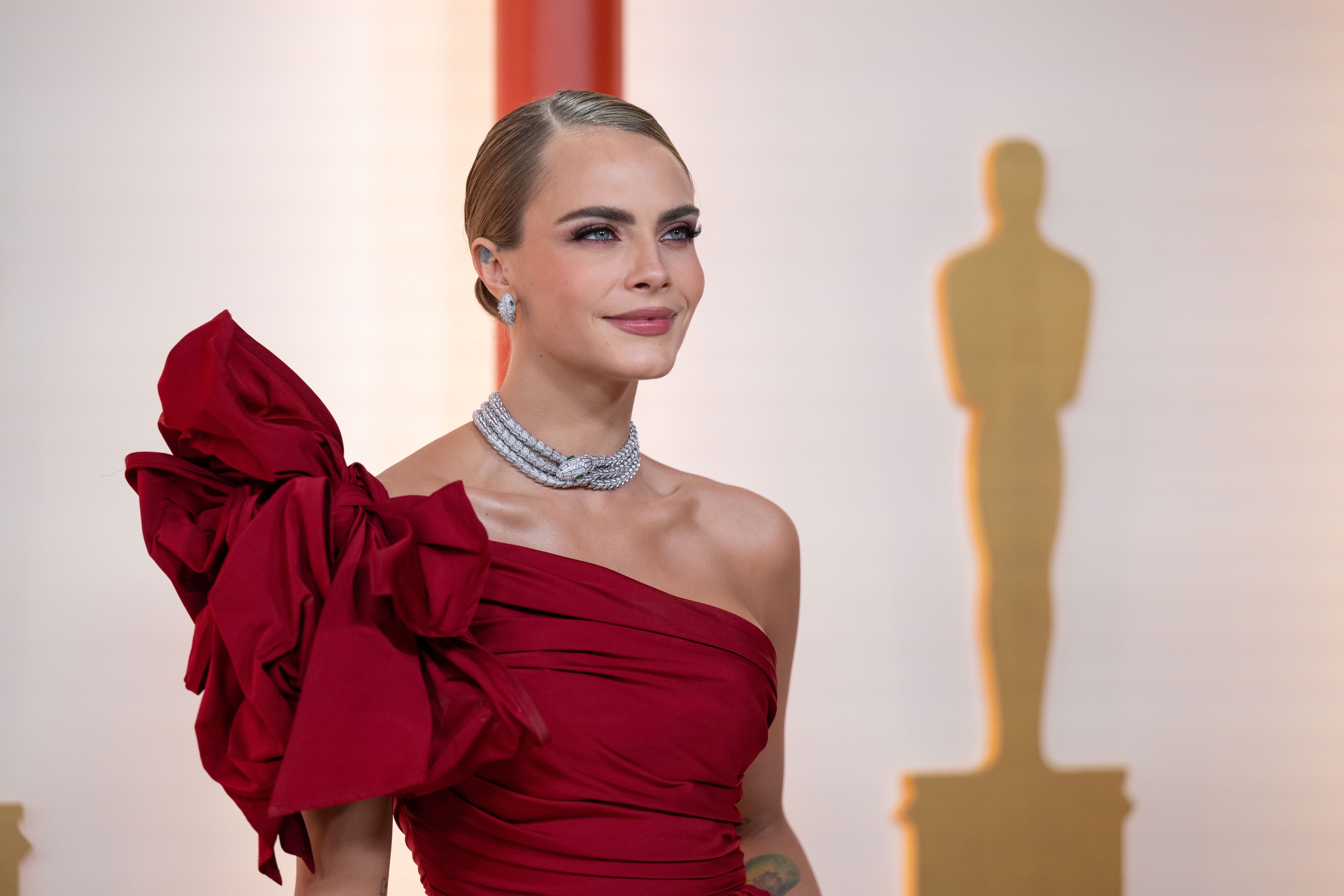 Cara Delevingne begeisterte bei den Oscars mit einer Schlangenkette aus Weißgold mit Smaragden und Diamant-Pavé (63,85 Karat) - in einem Wert von über einer Millionen Dollar