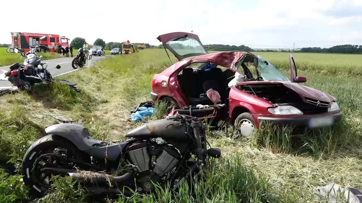 Ein Pkw krachte bei Herzogenaurach in eine dreiköpfige Motorradgruppe.