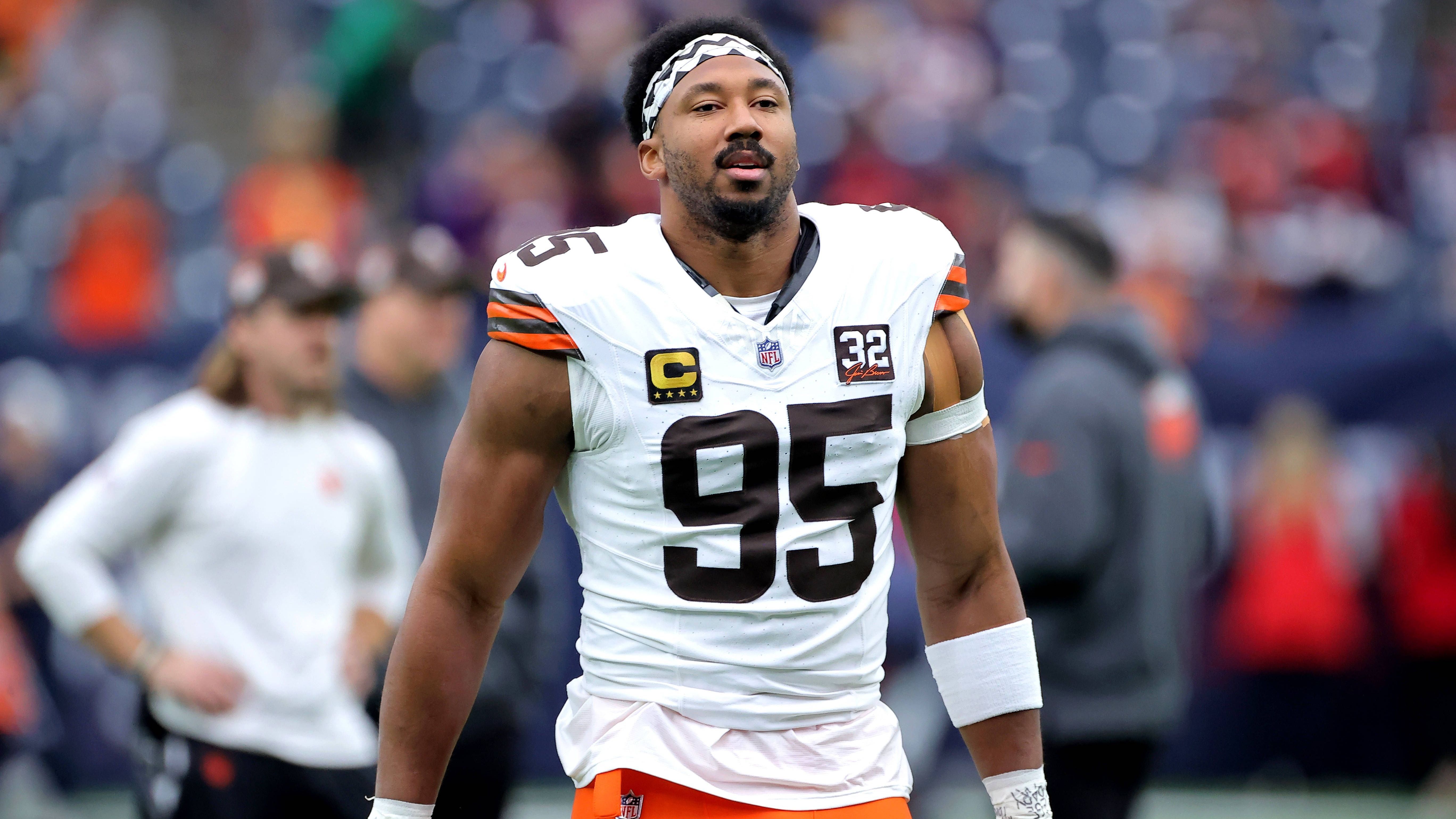 <strong>Defensive Player of the Year</strong> <br>Myles Garrett, Cleveland Browns, Defensive End<br><strong>Wahlergebnis mit Punkteabstufung 5-3-1:</strong> <br>1. Garrett, 23-13-11 = 165<br>2. TJ Watt, Outside Linebacker, Steelers, 19-11-12 = 140<br>3. Micah Parsons, Linebacker, Cowboys, 7-16-6 = 89<br>4. Maxx Crosby, Defensive End, Raiders, 0-5-6 = 21<br>5. DaRon Bland, Cornerback, Cowboys, 1-2-3 = 14