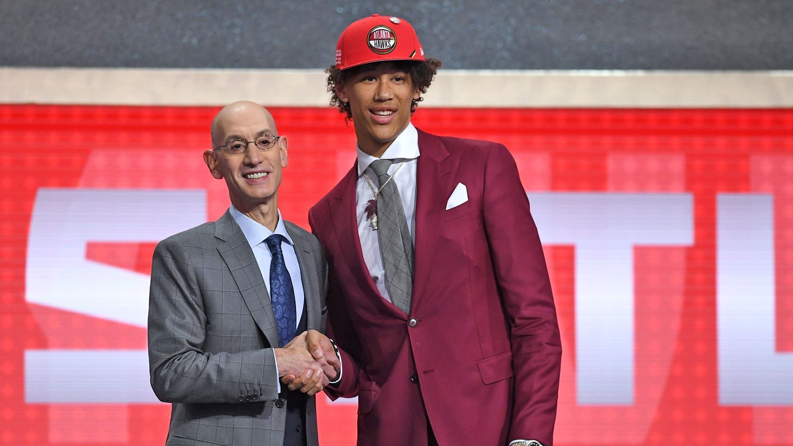 
                <strong>Pick 8: Jaxson Hayes - Atlanta Hawks</strong><br>
                CenterUniversity of TexasSofort getradet zu den New Orleans Pelicans.
              