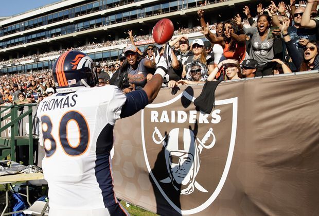 
                <strong>Oakland Raiders- Denver Broncos 17:41</strong><br>
                Auch wenn es so aussieht. Die Denver Broncos verteilen in Oakland keine Geschenke. Hier bejubelt Julius Thomas einen seiner zwei Touchdowns.
              