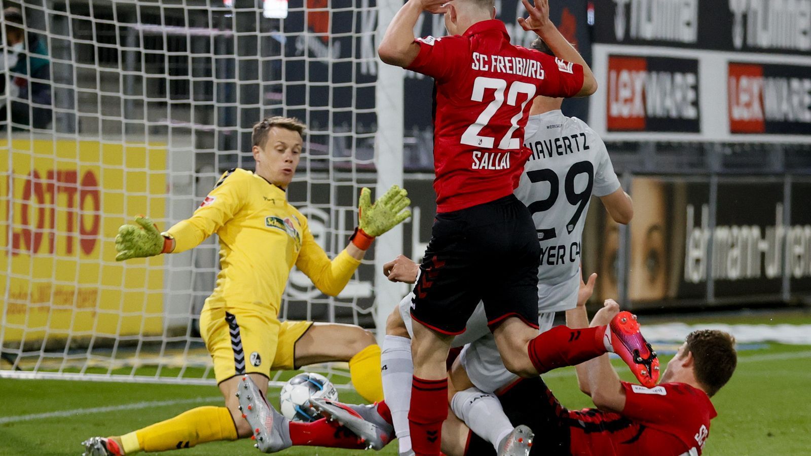 
                <strong>35. Bundesliga-Tor: Keiner war jünger als Kai Havertz</strong><br>
                Zum Auftakt des 29. Spieltages der Bundesliga-Saison 2019/20 hat Leverkusens Kai Havertz (Mi.; Nr. 29) beim 1:0-Sieg der Werkself in Freiburg einen weiteren Karriere-Meilenstein erreicht. Der Jungstar erzielte dabei seinen bereits 35. Karriere-Treffer in Deutschlands höchster Spielklasse und ist damit der erste Akteur der Geschichte der Bundesliga, dem dies bereits vor dem 21. Geburtstag gelang. Bislang war Dieter Müller mit knapp über 21 Jahren der jüngste Bundesliga-Spieler, der die 35-Tore-Marke erreichte. (Quelle: dpa)
              