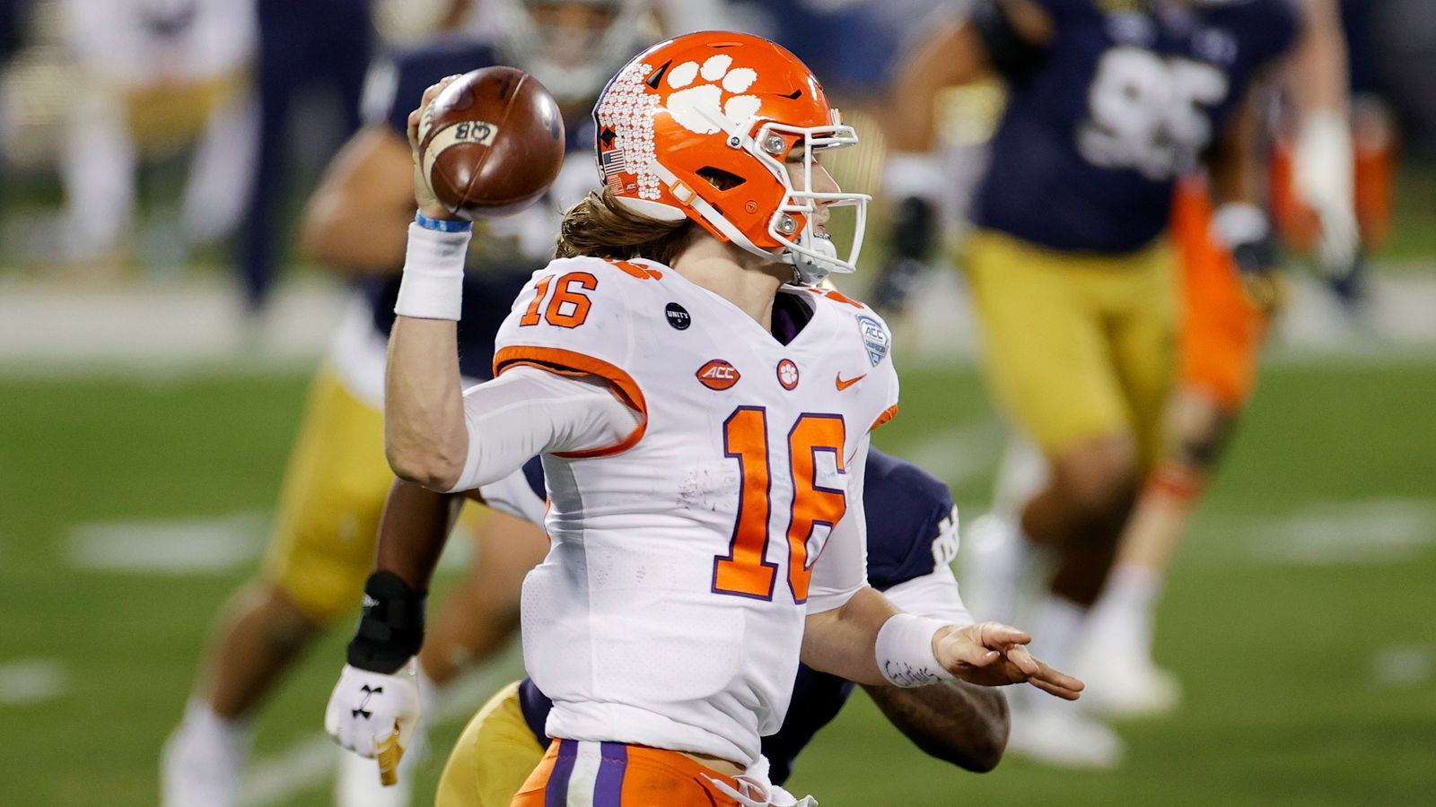 
                <strong>Team: Trevor Lawrence - Das größte Quarterback-Talent seit Andrew Luck</strong><br>
                Der Quarterback gilt als größtes Talent der letzten Jahre. Lawrence überzeugt durch seine Armstärke und ist ein absoluter Gewinner-Typ. In drei Jahren verlor er nur ein einziges Spiel. Dabei ließ er sich in diesem Jahr auch nicht vom Corona-Virus aus dem Konzept bringen. Zwar fehlte er wegen einer Covid-19-Erkrankung 35 Tage, doch in seinem ersten Spiel nach der Genesung warf er direkt für 403 Yards und zwei Touchdowns.
              