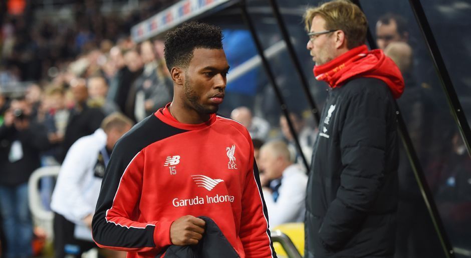 
                <strong>Daniel Sturridge</strong><br>
                Daniel Sturridge will den FC Liverpool offenbar im Winter verlassen. Wie der "Daily Mirror" erklärt, soll der Stürmer mit seiner Situation alles andere als zufrieden sein. Und damit auch mit Trainer Jürgen Klopp. Denn der ließ ihn in den vergangenen drei Partien nur für 19 Minuten ran. Keine einzige Begegnung spielte der 27-Jährige bislang durch. Doch Sturridge wäre nicht der erste Goalgetter, der seine Probleme mit Klopp hatte.
              