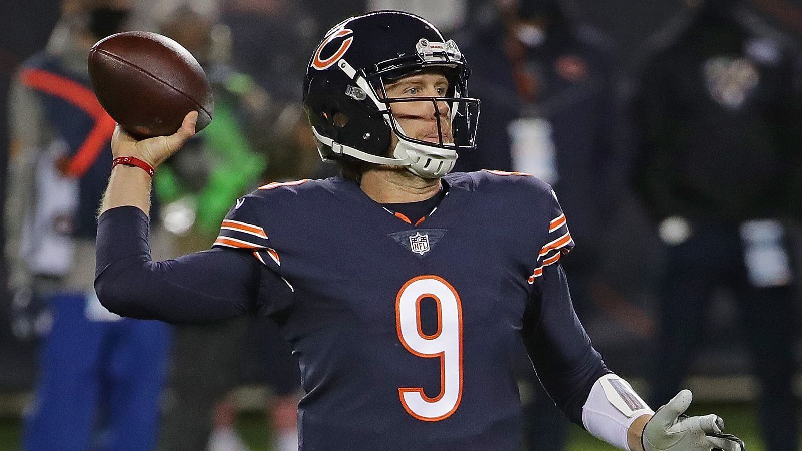 
                <strong>Fragezeichen bei der Offense</strong><br>
                Für Sorgenfalten sorgt hingegen die Offense. Quarterback Mitch Trubisky wurde bereits durch Nick Foles ausgetauscht, sich nachhaltig empfehlen konnte Foles aber nicht. Beide liegen beim detaillierten Total Quarterback Rating (QBR) von "ESPN" im unteren Drittel, wobei Trubisky sogar der bessere ist. Zudem hatte Chicago das nötige Glück, sodass die nächsten Spiele gegen die Panthers, Rams und Saints mehr Aufschluss über die wirkliche Stärke des Teams geben werden.
              