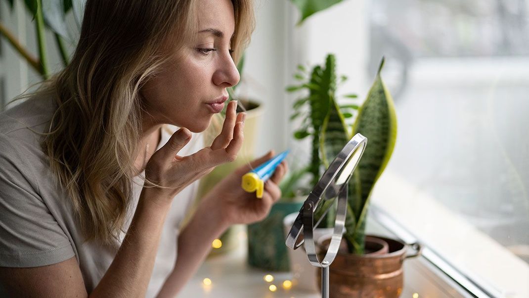 Was hilft gegen den brennenden Schmerz an der Lippe? Im Beauty-Artikel verraten wir euch effektive Hacks gegen Fieberbläschen.