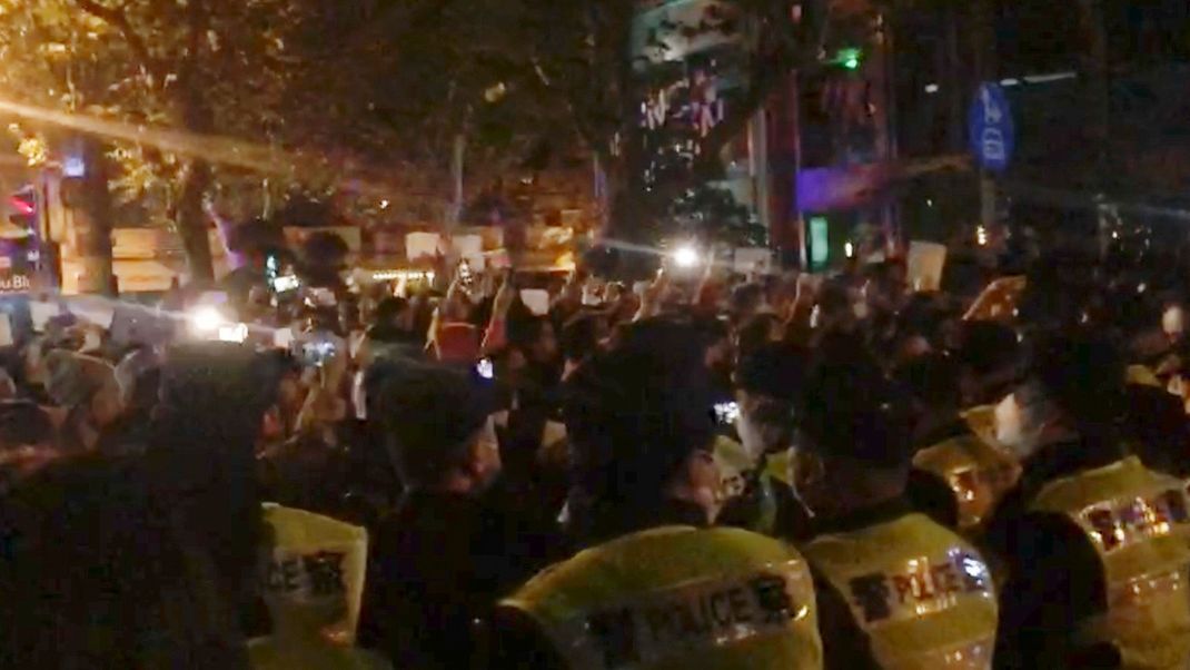 Demonstranten in Shanghai gehen gegen die Corona-Politik auf die Straße.