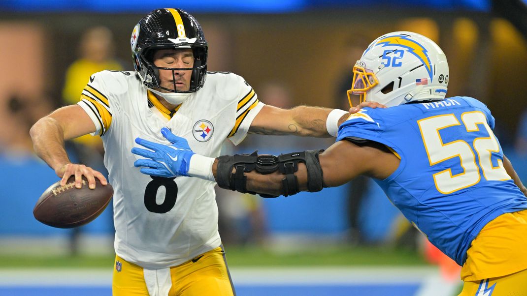 NFL, American Football Herren, USA Pittsburgh Steelers at Los Angeles Chargers Nov 9, 2025 Inglewood, California, USA Los Angeles Chargers linebacker Khalil Mack 52 sacks Pittsburgh Steelers quarterback Aaron Rodgers 8 for a safety during the first quarter of the game at SoFi Stadium. Inglewood SoFi Stadium California USA, EDITORIAL USE ONLY PUBLICATIONxINxGERxSUIxAUTxONLY Copyright: xJaynexKamin-Onceax 20251109_hlf_aj4_037