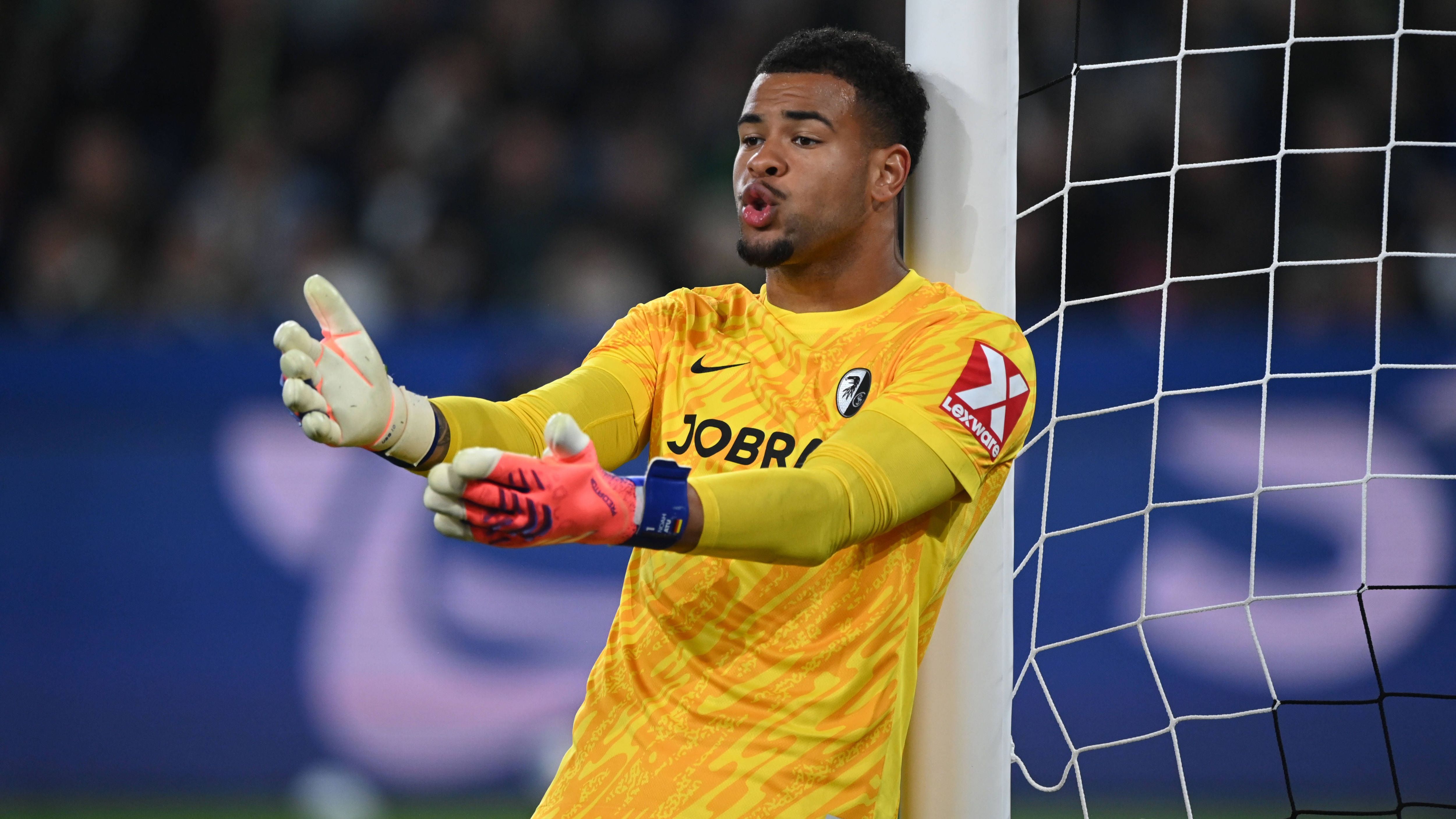 <em><strong>Noah Atubolu (SC Freiburg)</strong><br>Keeper Noah Atubolu steht bis 2027 beim SC Freiburg unter Vertrag. Nun berichtet "Sky", dass Inter Mailand an dem 23-Jährigen Interesse zeigt und über eine Verpflichtung im kommenden Sommer nachdenkt. Dementsprechende Gespräche sind wohl bereits geplant. Atubolu wurde jüngst von Bundestrainer Julian Nagelsmann für die WM-Qualifikationsspiele der Nationalmannschaft nachnominiert.</em>