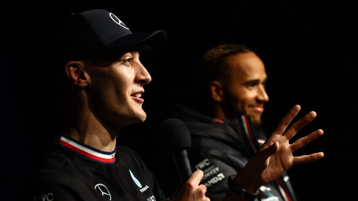 George Russell 2022 mit seinem Mercedes-Teamkollegen Lewis Hamilton