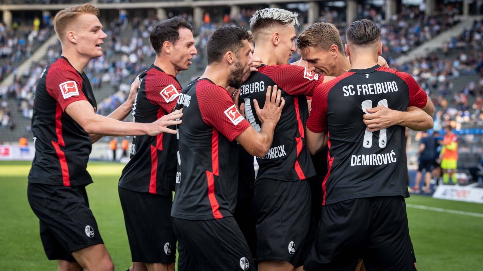 
                <strong>SC Freiburg (Deutschland)</strong><br>
                Das einzige ungeschlagene Team der Bundesliga ist der Sport-Club Freiburg. Die Mannschaft von Christian Streich hat von den bisherigen sieben Saisonspielen vier gewonnen, die anderen drei endeten Unentschieden. Unter anderem besiegten die Breisgauer Borussia Dortmund mit 2:1, auch im DFB-Pokal bei den Würzburger Kickers war der SCF ebenfalls siegreich. In der Tabelle ist es nur ein Punkt Rückstand auf den FC Bayern an der Tabellenspitze.
              