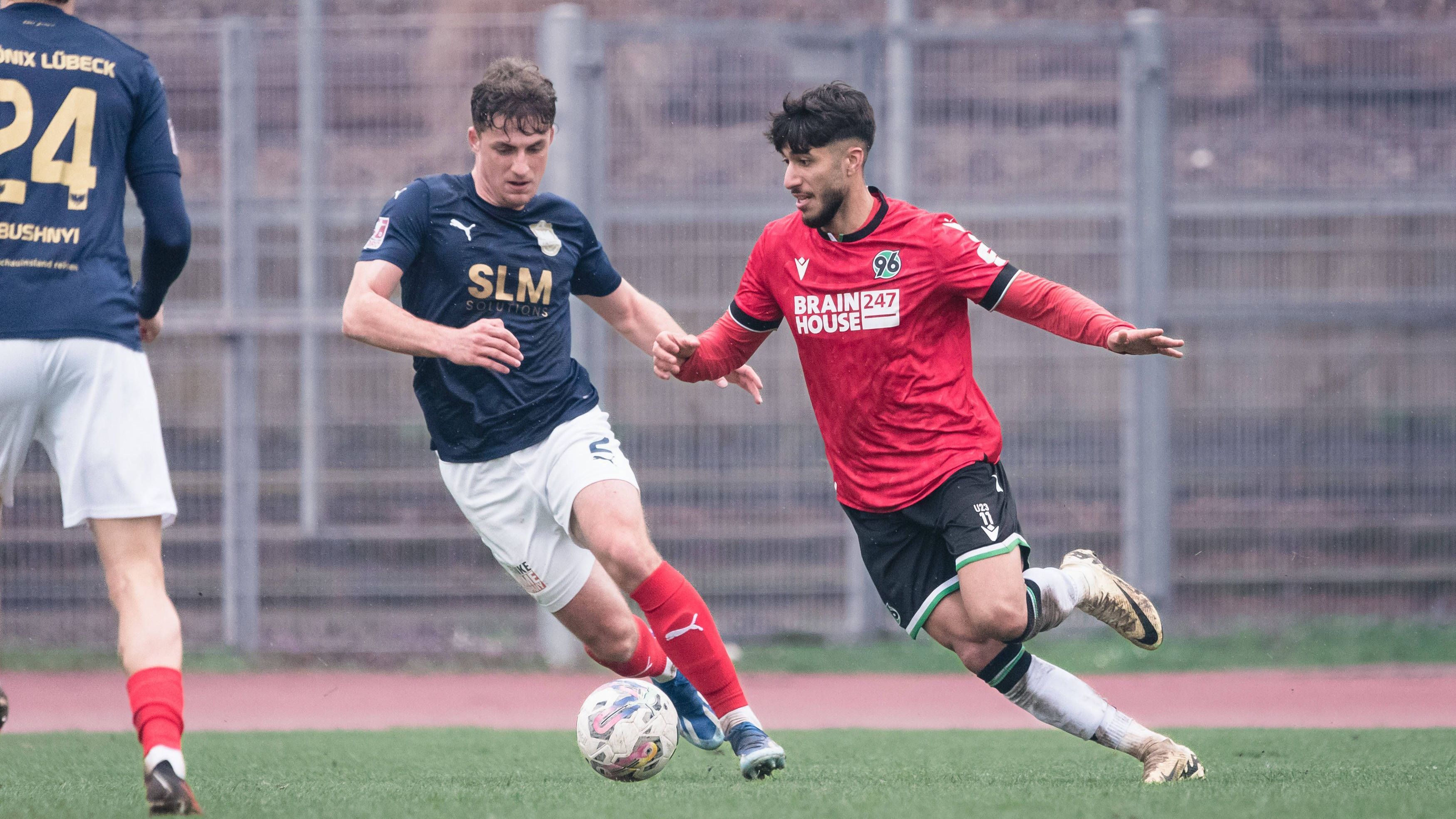 <strong>Muhammed Damar (21, Offensiver Mittelfeldspieler, 4 Mio. Euro Marktwert)</strong><br>Für Damar geht es kommende Saison definitiv in die Bundesliga: Er kehrt nach Hoffenheim zurück, wo er seinen Vertrag laut "Kicker" zu verbesserten Konditionen bis 2029 verlängert hat. Dabei stand seine Karriere im Profifußball vor einem Jahr noch auf der Kippe. Denn vergangene Saison war Damar noch an Hannover 96 ausgeliehen. Dort reichte es allerdings nur zu vier Kurzeinsätzen mit insgesamt 58 Einsatzminuten in der 2. Liga.