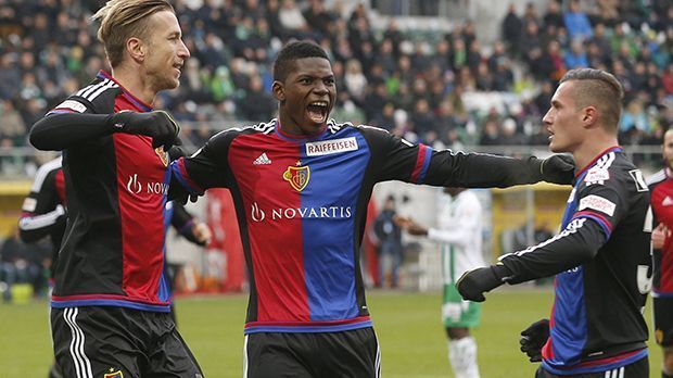 
                <strong>Breel Embolo: Supertalent aus der Schweiz</strong><br>
                Spiele des FC Basel sind längst ein Pflichttermin für die Scouts der europäischen Top-Klubs. Denn bei den Schweizern sorgt eines der heißesten Talente für Furore: Breel Embolo (Mi.). Schon in der vergangenen Saison knipst der Stürmer wie ein Großer - wettbewerbsübergreifend trifft er 17 Mal.
              