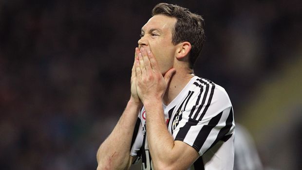 
                <strong>Stephan Lichtsteiner (Juventus Turin)</strong><br>
                Stephan Lichtsteiner (Juventus Turin): Der Schweizer EM-Teilnehmer hat es derzeit nicht so ganz einfach bei Juventus Turin. Lichtsteiner wurde von Trainer Massimiliano Allegri überraschend aus dem Champions-League-Kader des italienischen Meisters gestrichen. Seinen Stammplatz ist der Rechtsverteidiger auch los. Neuzugang Dani Alves verdrängte den 32-Jährigen, der in der laufenden Saison gerade einmal 16 Minuten spielen durfte - alles Fakten, die eine Trennung 2017 wahrscheinlich machen.
              