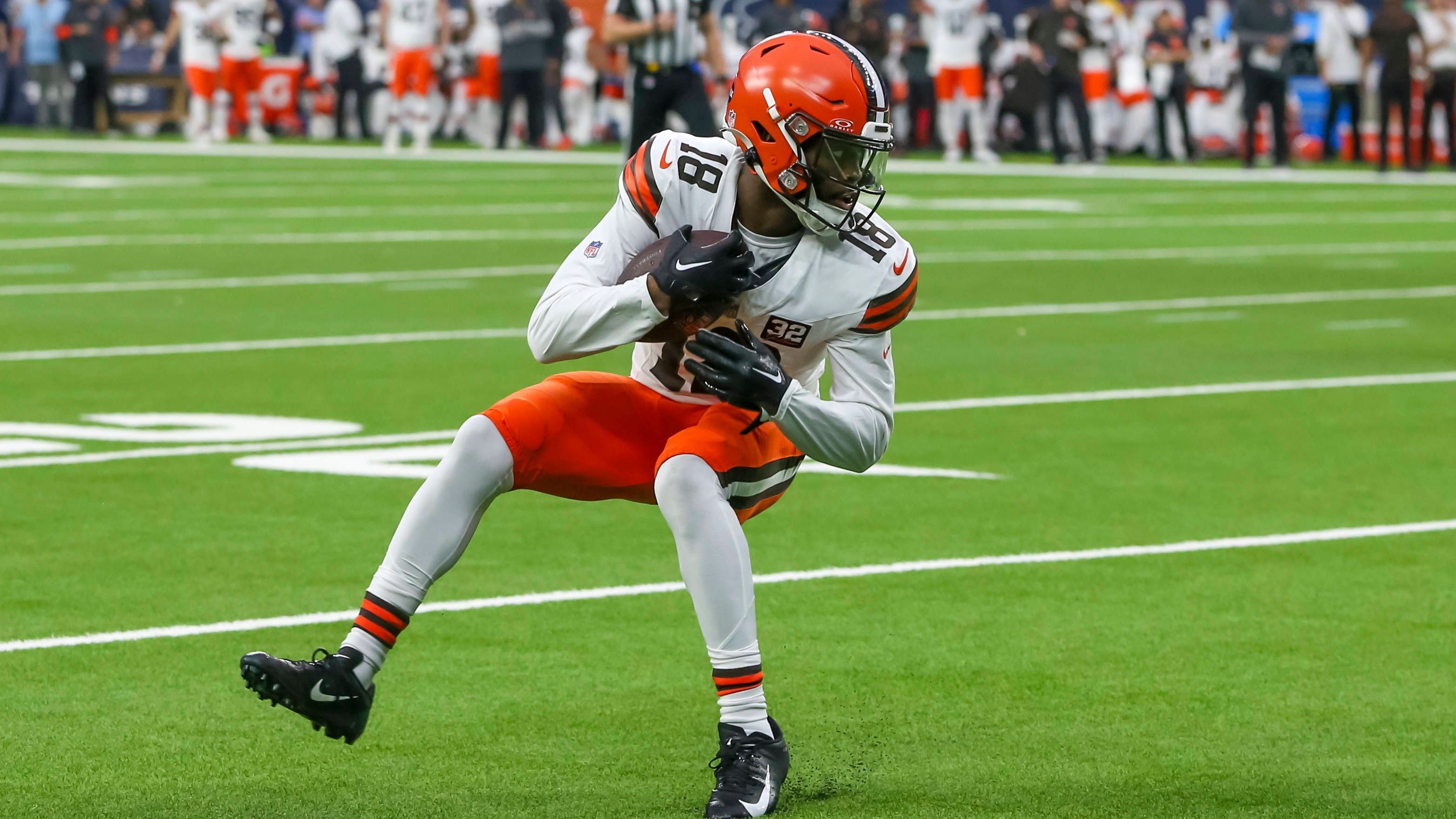 <strong>Defensive (Cleveland Browns)</strong><br>Die frei gewordenen Kaderplätze werden von Wide Receiver David Bell, Cornerback Mike Ford Jr., Linebacker Khaleke Hudson and Defensive Tackle Sam Kamara übernommen.&nbsp;