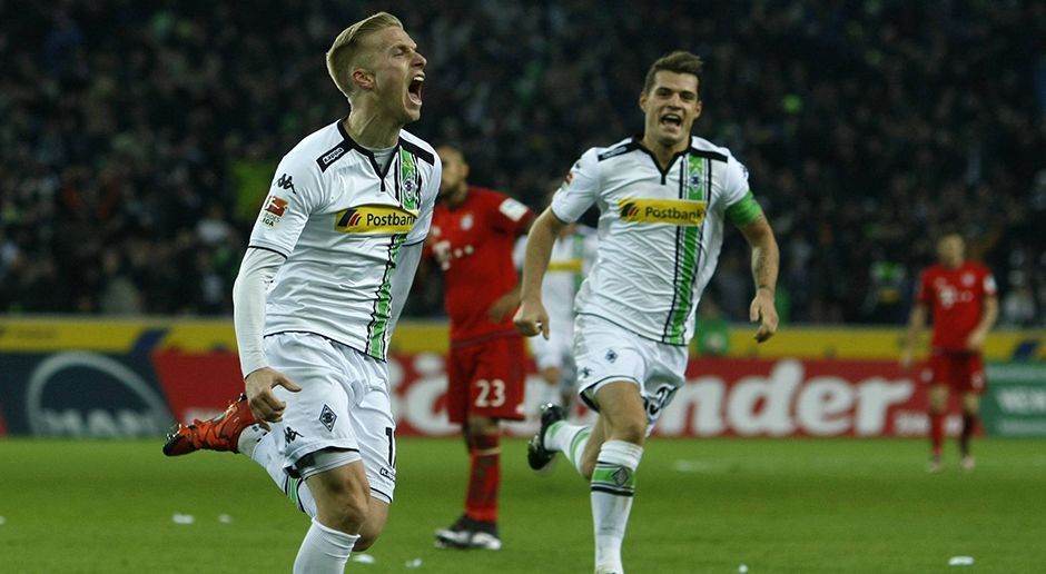 
                <strong>Guardiola vs. Gladbach</strong><br>
                05.12.2015 - Borussia Mönchengladbach 3:1 Bayern München. Auch bei eisigen Temperaturen im "Borussia Park" haben die Münchner 2015 das Nachsehen. Oscar Wendt, Lars Stindl und Fabian Johnson sorgen dafür, dass Bayern-Keeper Manuel Neuer gleich drei Mal den Ball aus seinem Kasten holen muss ...
              