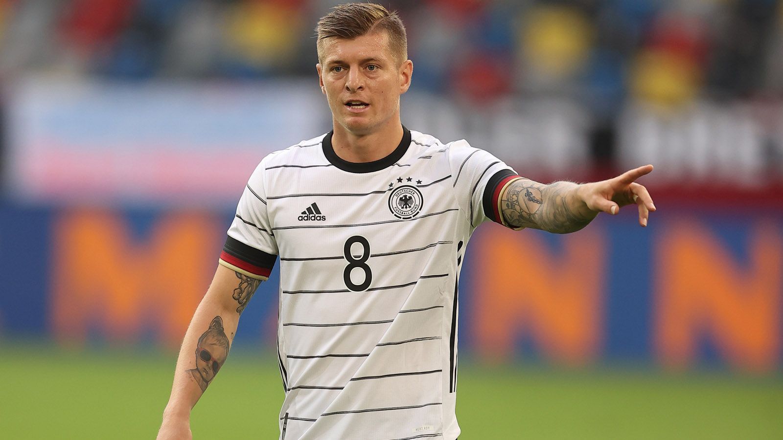 
                <strong>Mittelfeld: Toni Kroos</strong><br>
                Im Spiel um das Achtelfinal-Ticket könnte Toni Kroos zu einem wichtigen Faktor werden - vorausgesetzt, er sucht mit seinen Pässen eher die Mitspieler im vorderen Drittel als in der eigenen Hälfte. Aber auf seine Qualitäten als Taktgeber in der Zentrale darf nicht verzichtet werden, zumal der 31-Jährige auch defensiv gute Arbeit leistet und in den beiden bisherigen Partien ungewohnt kämpferisch auftrat.
              