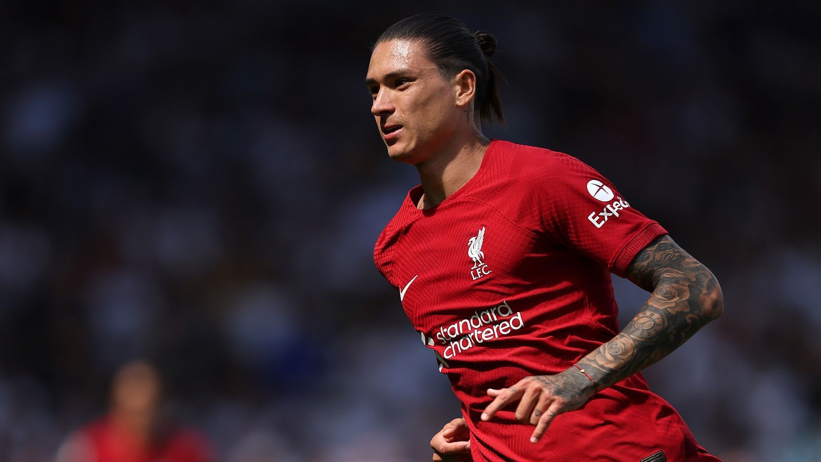 
                <strong>4. Darwin Nunez (FC Liverpool/ 80 Millionen Euro)</strong><br>
                Er sollte DIE Investition der "Reds" werden, um in der Premier League wieder um den Titel zu spielen. Benfica Lissabon kassierte satte 80 Millionen Euro. Leider verlief Nunez' erstes Jahr in Anfield aber alles anders als zufriedenstellend. Nicht nur, dass Liverpool die Champions League verpasste und sich mit Ach und Krach gerade noch für die Europa League qualifizieren konnte. In 29 Ligaspielen kam der Stürmer nur auf neun Tore. In der Champions League lief es mit vier Treffern in acht Spielen deutlich besser. Insgesamt bleibt beim Südamerikaner aber viel Luft nach oben. ran-Note: 4
              