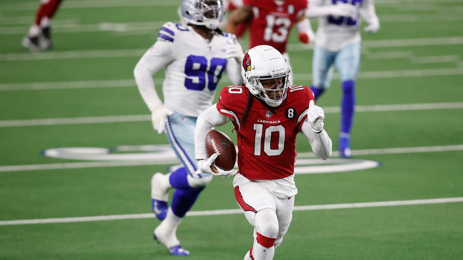 
                <strong>Dallas Cowboys</strong><br>
                Seit Jahren schon liebäugeln die Dallas Cowboys mit nahezu jedem Top-Free-Agent auf der Receiver-Position. Auch mit DeAndre Hopkins? Etwaigen Gerüchten erteilte Stephen Jones, Executive und Sohn von Besitzer Jerry, bereits eine klare Absage. "Wir sind sehr zufrieden mit der Receiver-Gruppe, die wir haben", sagte er: "Wir haben ja nicht umsonst für Brandin Cooks getradet und haben vollstes Vertrauen in ihn. Das ist die Gruppe, mit der wir in die Saison gehen wollen."
              