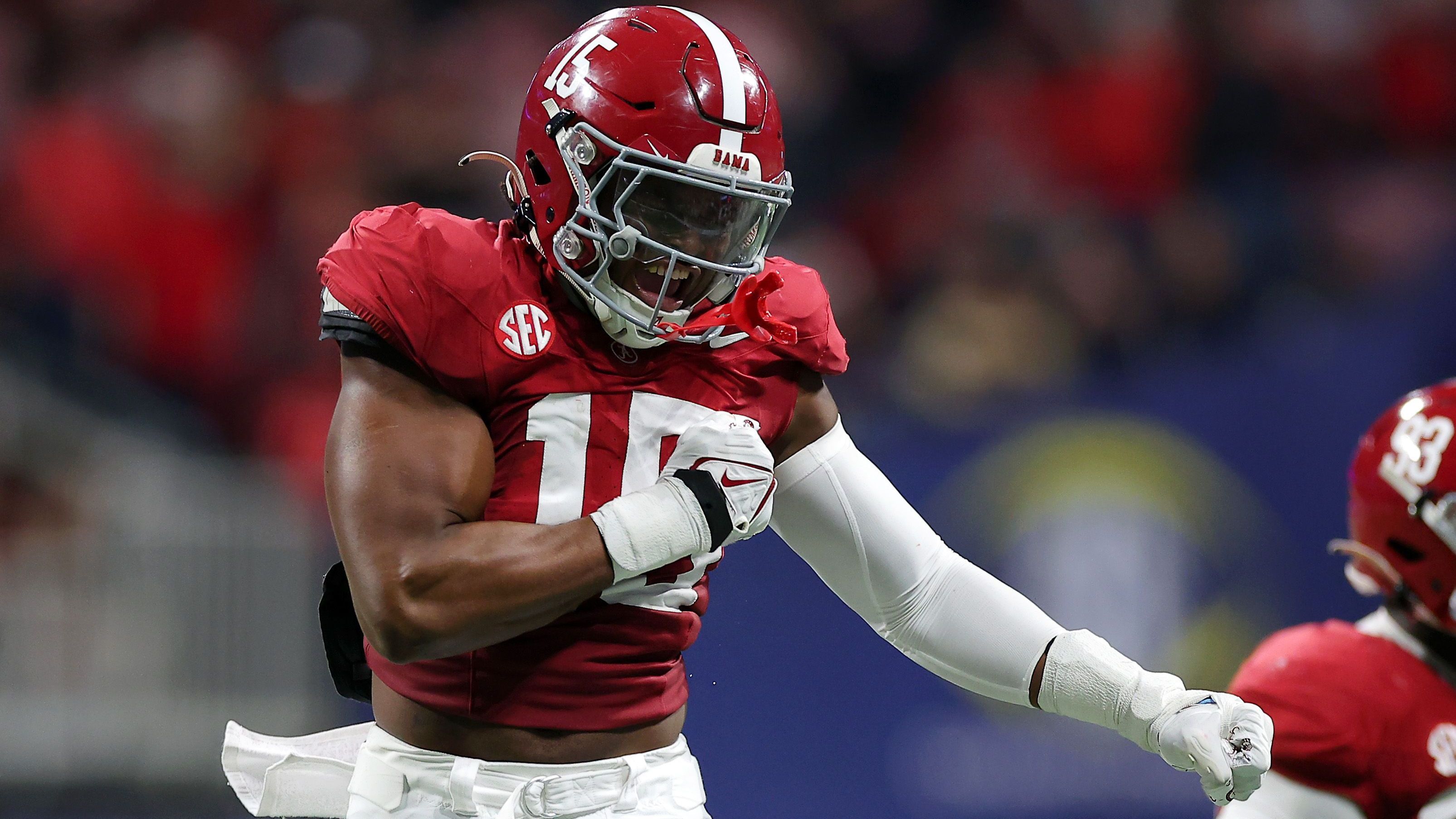 <strong>8. Pick: Atlanta Falcons - EDGE Dallas Turner (Alabama)</strong><br>Ja, es gibt auch defensive Spieler in diesem Draft. Einer der Besten ist Edge Rusher Dallas Turner. Wie gut, dass die Falcons jetzt an der Reihe sind. Denn genau hier hat Atlanta gewaltiges Verbesserungspotenzial. Dass die Wahl auf einen Pass Rusher fällt, ist daher ein No-Brainer. Und Turner bietet das beste Komplettpaket.