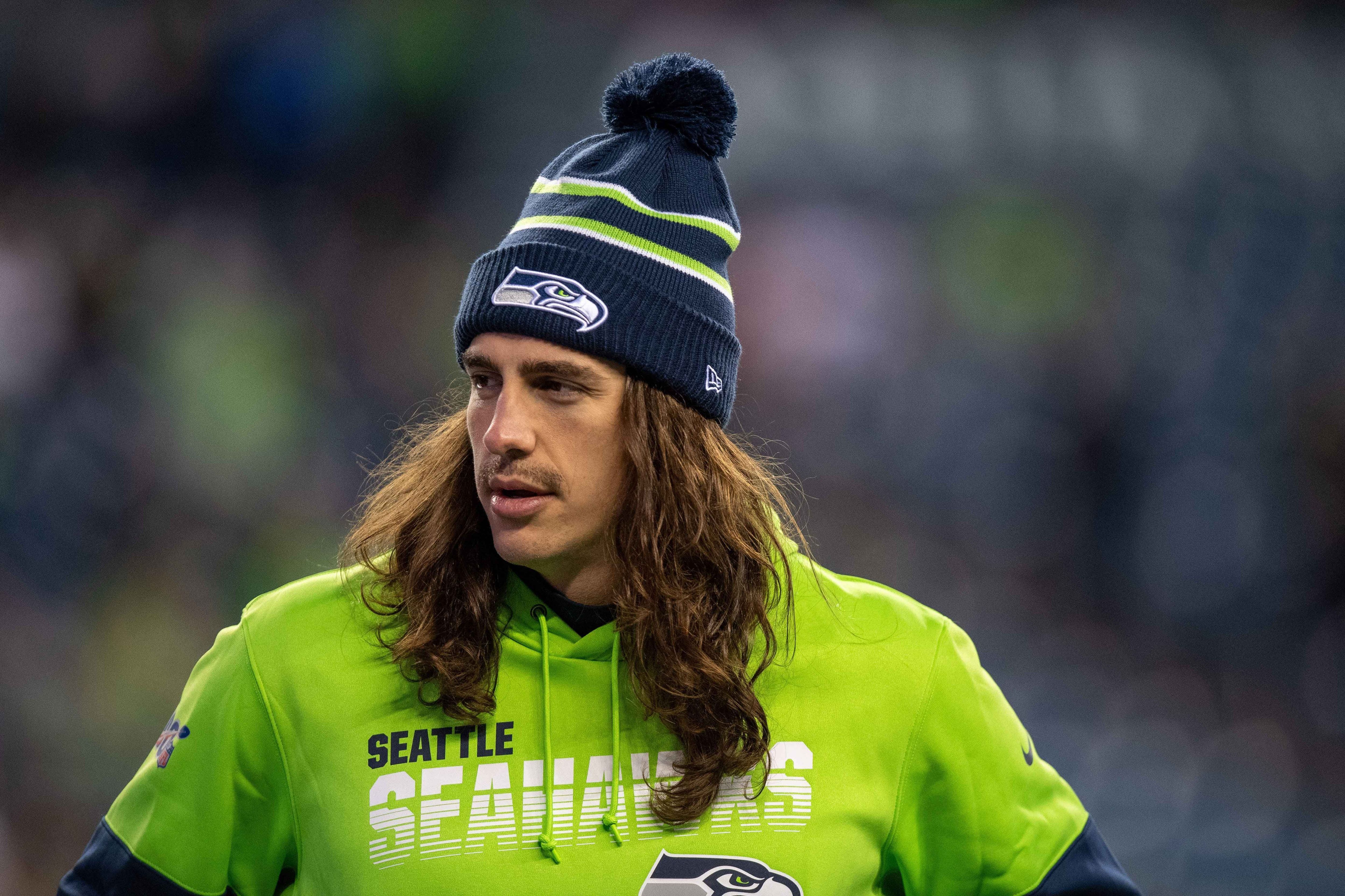 
                <strong>Luke Willson (Tight End)</strong><br>
                Luke Willsons Rückkehr zu den Seattle Seahawks hat bereits nach rund 24 Stunden ein jähes Ende gefunden. Nur einen Tag, nachdem die "Hawks" ihn unter Vertrag genommen hatten, verkündeten sie auch schon wieder die Trennung von dem Tight End. Einige Stunden zuvor hatte der 31-Jährige noch am Mannschaftstraining in Seattle teilgenommen. Im Anschluss an die Entlassung verkündete Wilson dann auch noch sein Karriereende.
              