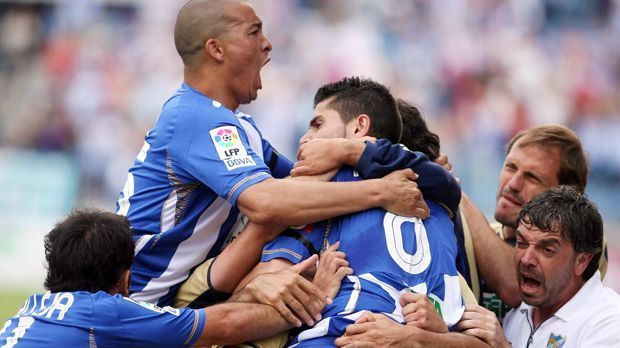
                <strong>FC Malaga</strong><br>
                FC Malaga: Den ersten Abstieg der Vereinsgeschichte musste der FC Malaga in der Saison 2005/2006 hinnehmen, als man abgeschlagen den letzten Platz belegte. Überraschend, denn zuvor konnte man stets einen beruhigenden Platz im Mittelfeld einnehmen. Ein Umbruch in der Mannschaft machte es möglich, zwei Saisons später wieder aufzusteigen und seitdem fest verankert im spanischen Oberhaus zu spielen.
              