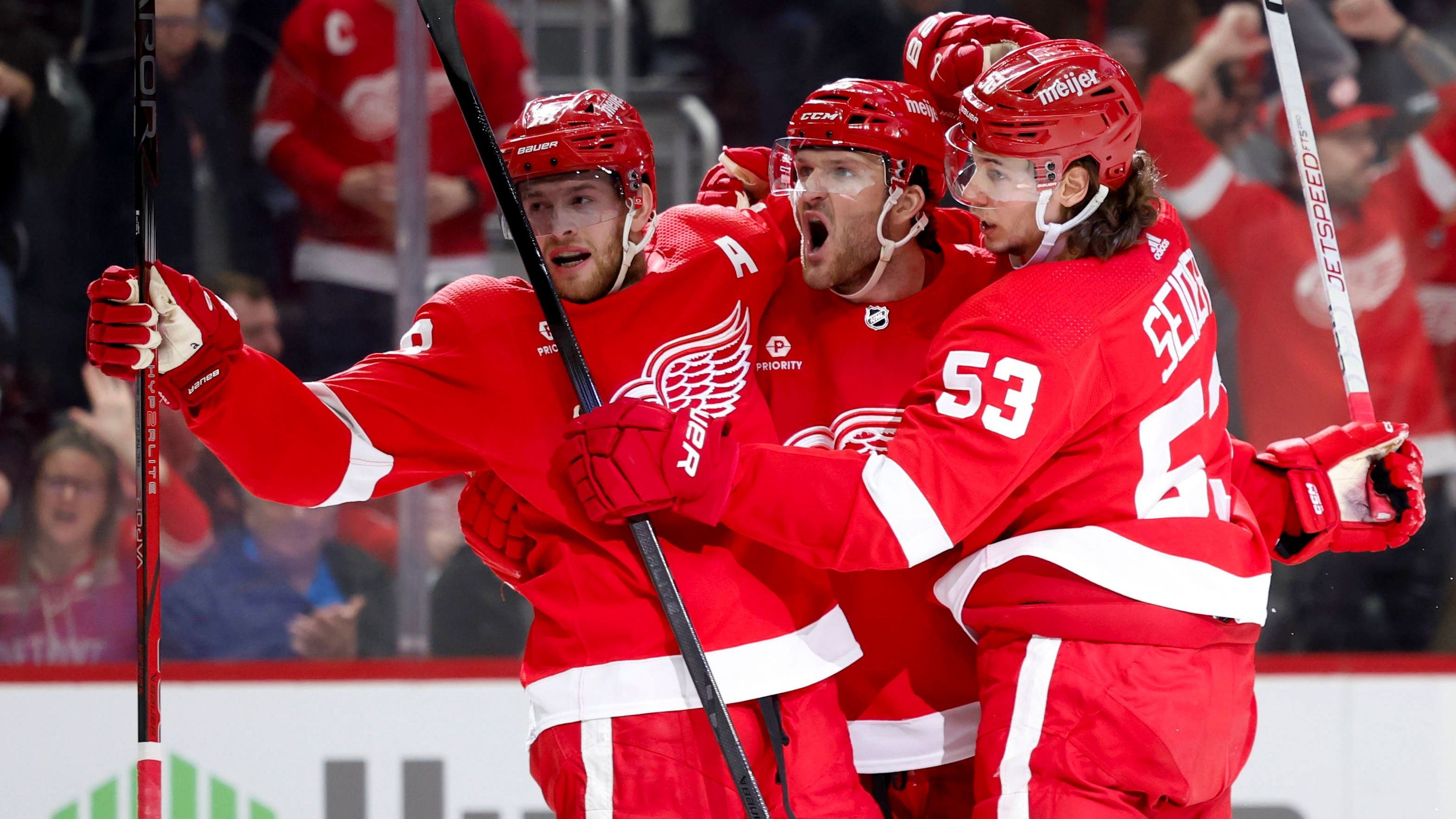 <strong>Moritz Seider (Detroit Red Wings)</strong><br>Obwohl Verteidiger Seider im letzten, entscheidenden Spiel nochmals zum zwischenzeitlichen 1:1 gegen die Montreal Canadiens traf, muss das Team weiter auf den Playoff-Einzug warten. 2016 stand Detroit zuletzt in den K.o.-Spielen. Der 23-Jährige schloss seine dritte NHL-Saison mit neun Treffern und 33 Assists ab.